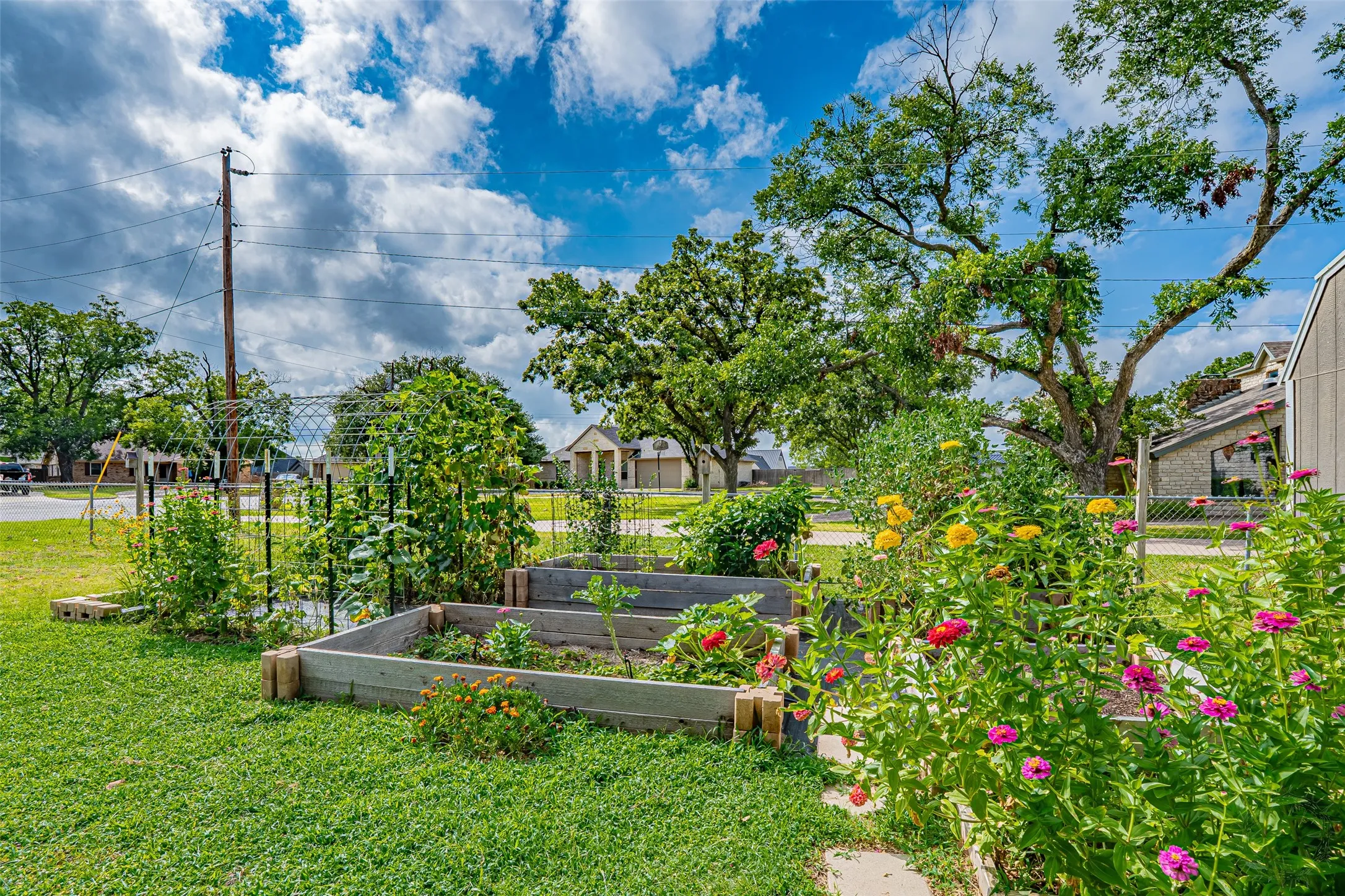Single Family Residence For Sale in Hood County , 1300 4th Street, Granbury, Texas 76048, 3 Bedroom, 2 Bathroom, 2 Garage spaces, 1,709 Sqft, built in 1979, mls#21333489, Real Estate Agent in Granbury, Homes For Sale in Hood county, Homes For Sale in Granbury, Realtor in Granbury Texas, Real Estate Brokerage Independent Realty Texas, Luminita Cordes Realtor