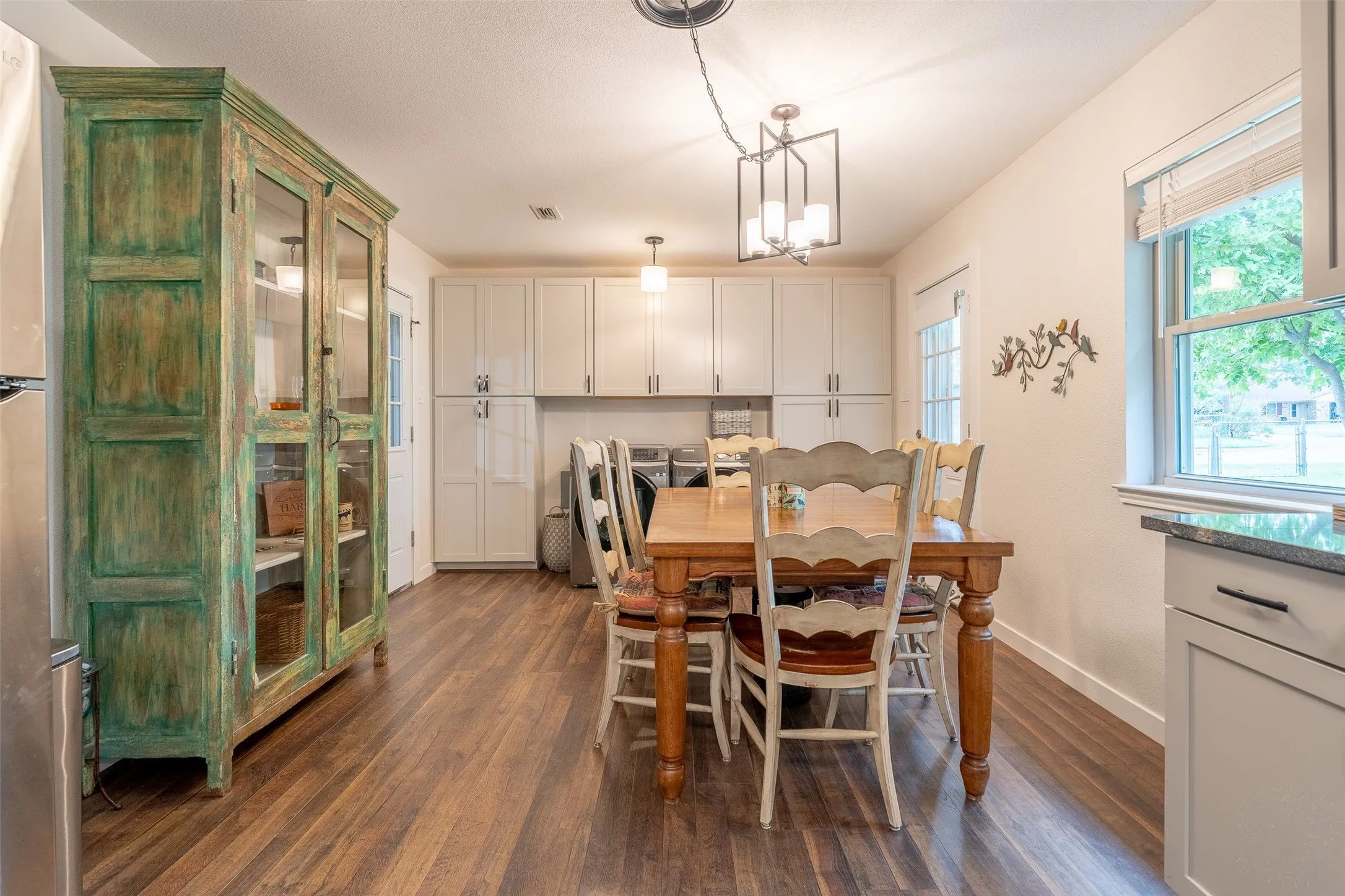 Single Family Residence For Sale in Hood County , 1300 4th Street, Granbury, Texas 76048, 3 Bedroom, 2 Bathroom, 2 Garage spaces, 1,709 Sqft, built in 1979, mls#21333489, Real Estate Agent in Granbury, Homes For Sale in Hood county, Homes For Sale in Granbury, Realtor in Granbury Texas, Real Estate Brokerage Independent Realty Texas, Luminita Cordes Realtor