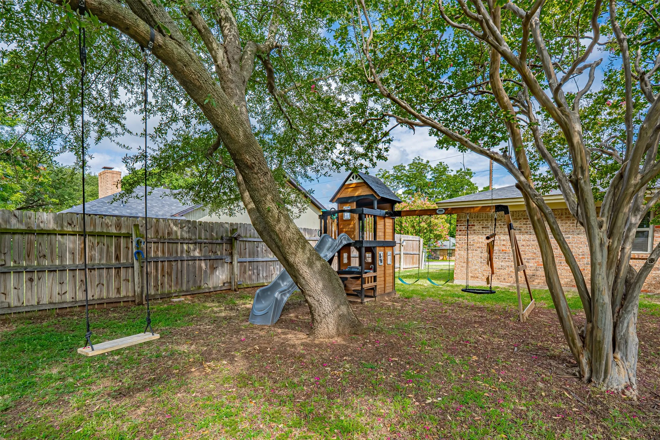 Single Family Residence For Sale in Hood County , 1300 4th Street, Granbury, Texas 76048, 3 Bedroom, 2 Bathroom, 2 Garage spaces, 1,709 Sqft, built in 1979, mls#21333489, Real Estate Agent in Granbury, Homes For Sale in Hood county, Homes For Sale in Granbury, Realtor in Granbury Texas, Real Estate Brokerage Independent Realty Texas, Luminita Cordes Realtor