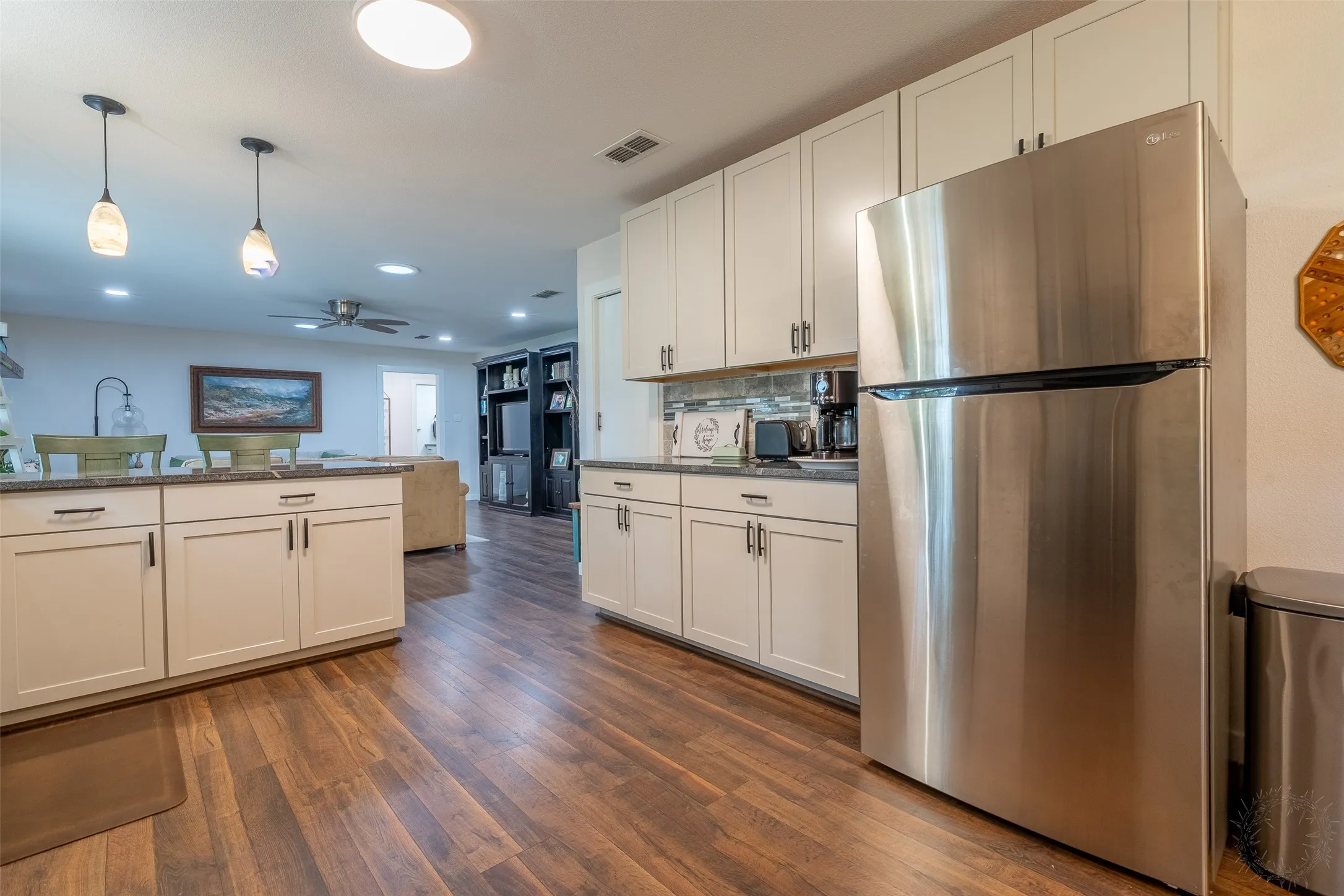 Single Family Residence For Sale in Hood County , 1300 4th Street, Granbury, Texas 76048, 3 Bedroom, 2 Bathroom, 2 Garage spaces, 1,709 Sqft, built in 1979, mls#21333489, Real Estate Agent in Granbury, Homes For Sale in Hood county, Homes For Sale in Granbury, Realtor in Granbury Texas, Real Estate Brokerage Independent Realty Texas, Luminita Cordes Realtor
