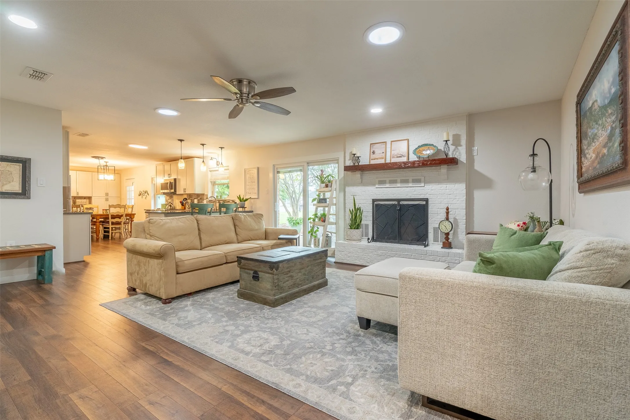 Single Family Residence For Sale in Hood County , 1300 4th Street, Granbury, Texas 76048, 3 Bedroom, 2 Bathroom, 2 Garage spaces, 1,709 Sqft, built in 1979, mls#21333489, Real Estate Agent in Granbury, Homes For Sale in Hood county, Homes For Sale in Granbury, Realtor in Granbury Texas, Real Estate Brokerage Independent Realty Texas, Luminita Cordes Realtor