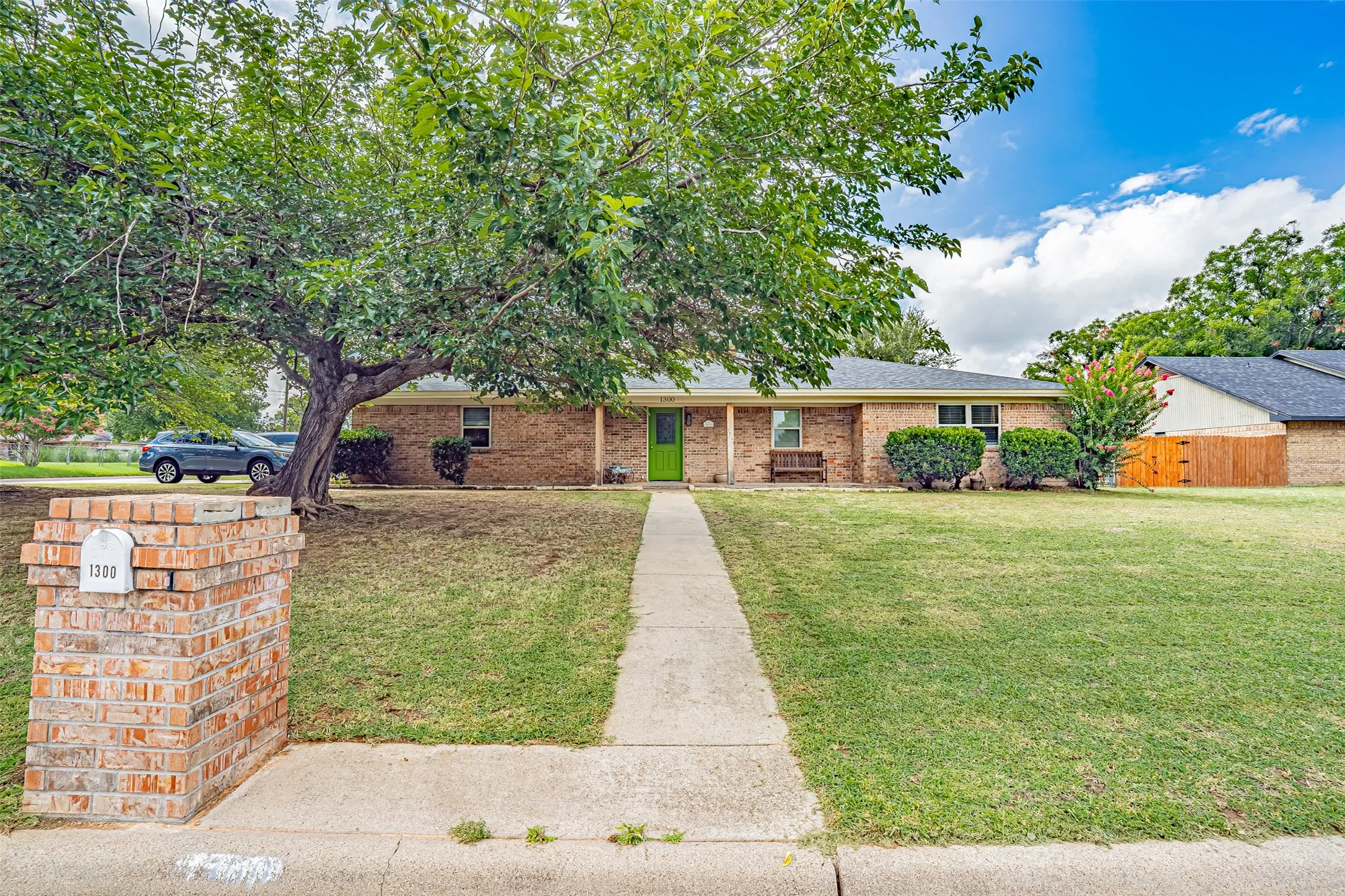 Single Family Residence For Sale in Hood County , 1300 4th Street, Granbury, Texas 76048, 3 Bedroom, 2 Bathroom, 2 Garage spaces, 1,709 Sqft, built in 1979, mls#21333489, Real Estate Agent in Granbury, Homes For Sale in Hood county, Homes For Sale in Granbury, Realtor in Granbury Texas, Real Estate Brokerage Independent Realty Texas, Luminita Cordes Realtor