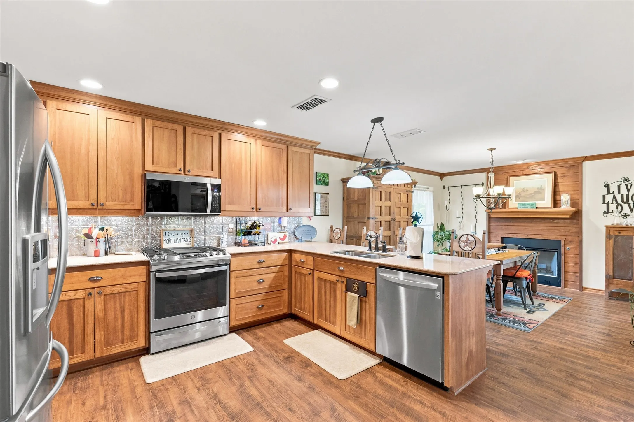 Single Family Residence For Sale in Wood County , 159 County Road 3195, Winnsboro, Texas 75494, 3 Bedroom, 3 Bathroom, 2 Garage spaces, 2,009 Sqft, built in 2006, mls#21333470, Real Estate Agent in Winnsboro, Homes For Sale in Wood county, Homes For Sale in Winnsboro, Realtor in Winnsboro Texas, Real Estate Brokerage Independent Realty Texas, Luminita Cordes Realtor