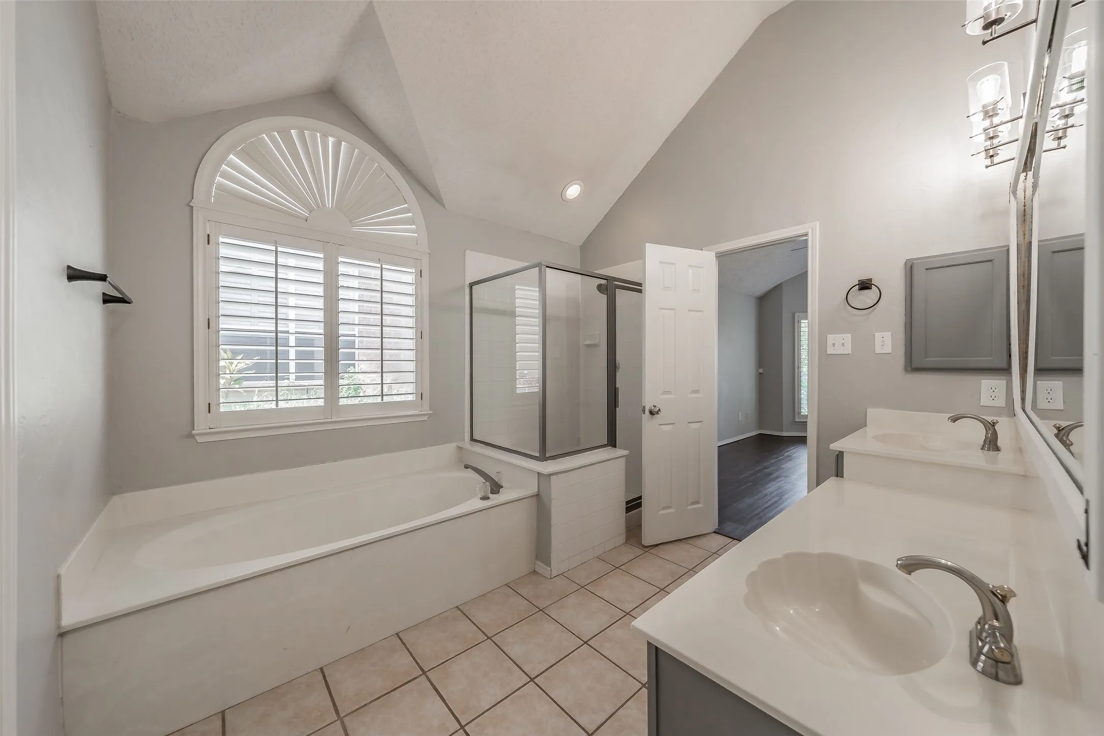 Single Family Residence For Sale in Tarrant County , 4809 Buckskin Drive, Fort Worth, Texas 76137, 3 Bedroom, 2 Bathroom, 2 Garage spaces, 1,529 Sqft, built in 1992, mls#21332734, Real Estate Agent in Fort Worth, Homes For Sale in Tarrant county, Homes For Sale in Fort Worth, Realtor in Fort Worth Texas, Real Estate Brokerage Independent Realty Texas, Luminita Cordes Realtor