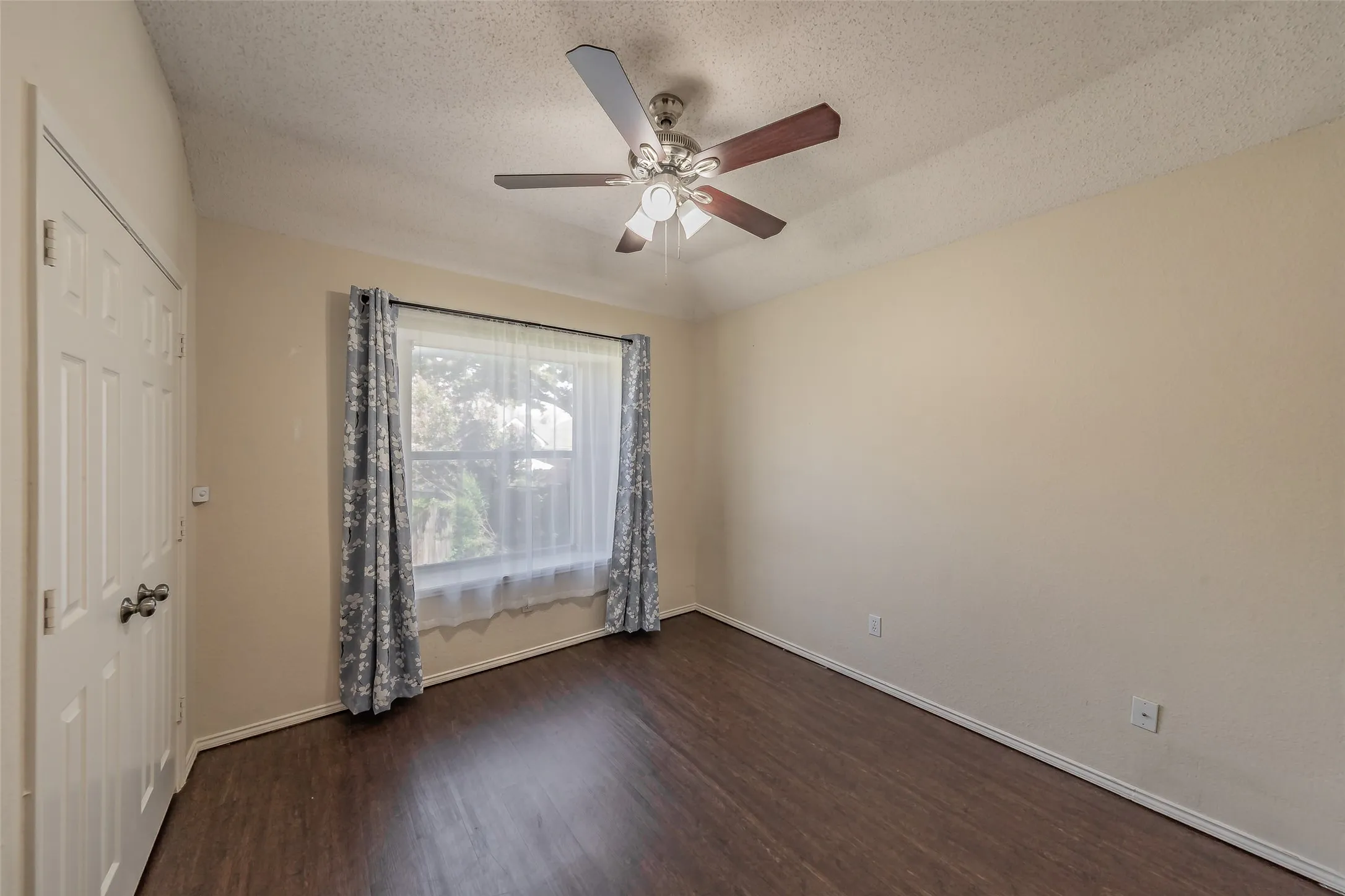 Single Family Residence For Sale in Tarrant County , 4809 Buckskin Drive, Fort Worth, Texas 76137, 3 Bedroom, 2 Bathroom, 2 Garage spaces, 1,529 Sqft, built in 1992, mls#21332734, Real Estate Agent in Fort Worth, Homes For Sale in Tarrant county, Homes For Sale in Fort Worth, Realtor in Fort Worth Texas, Real Estate Brokerage Independent Realty Texas, Luminita Cordes Realtor