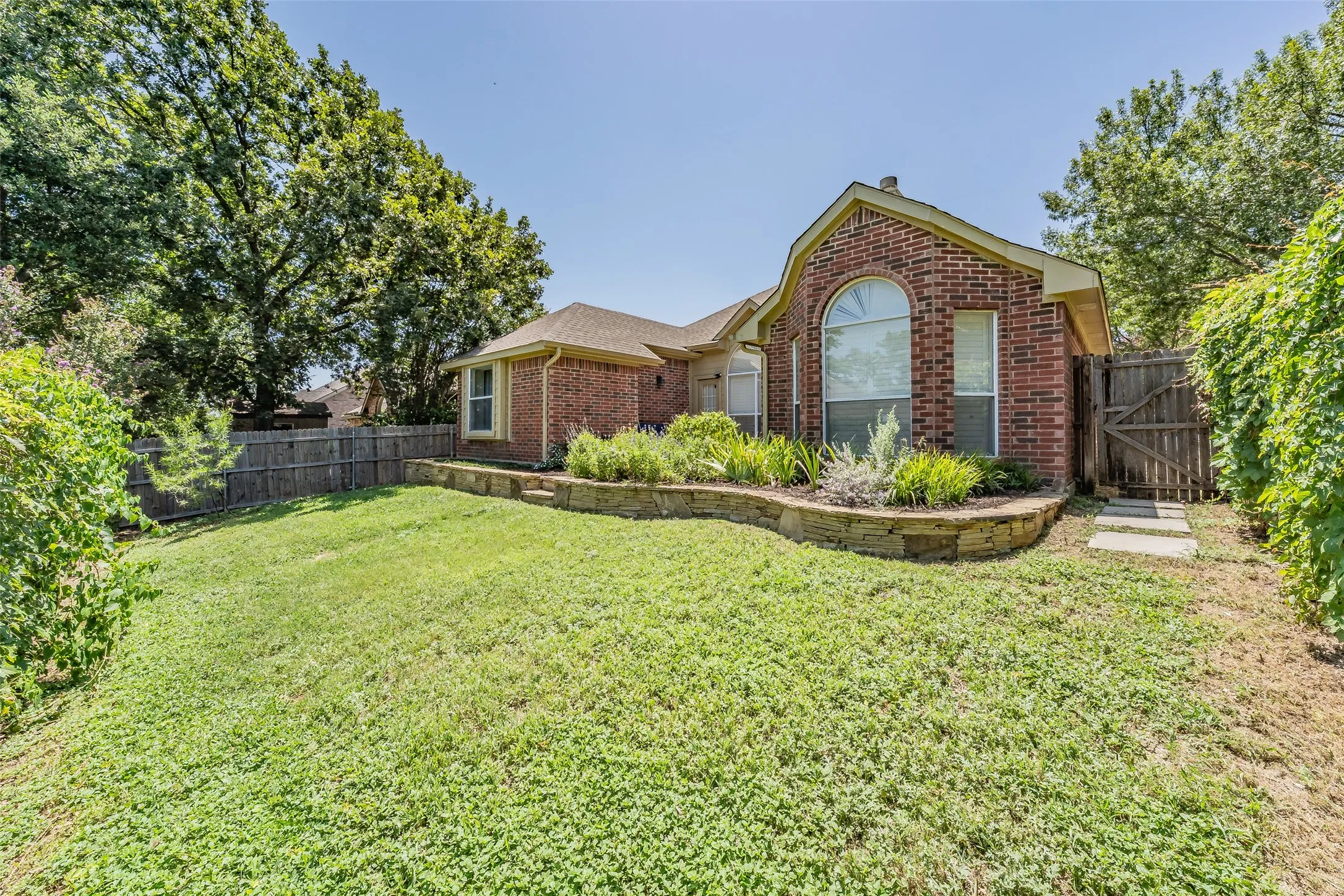 Single Family Residence For Sale in Tarrant County , 4809 Buckskin Drive, Fort Worth, Texas 76137, 3 Bedroom, 2 Bathroom, 2 Garage spaces, 1,529 Sqft, built in 1992, mls#21332734, Real Estate Agent in Fort Worth, Homes For Sale in Tarrant county, Homes For Sale in Fort Worth, Realtor in Fort Worth Texas, Real Estate Brokerage Independent Realty Texas, Luminita Cordes Realtor