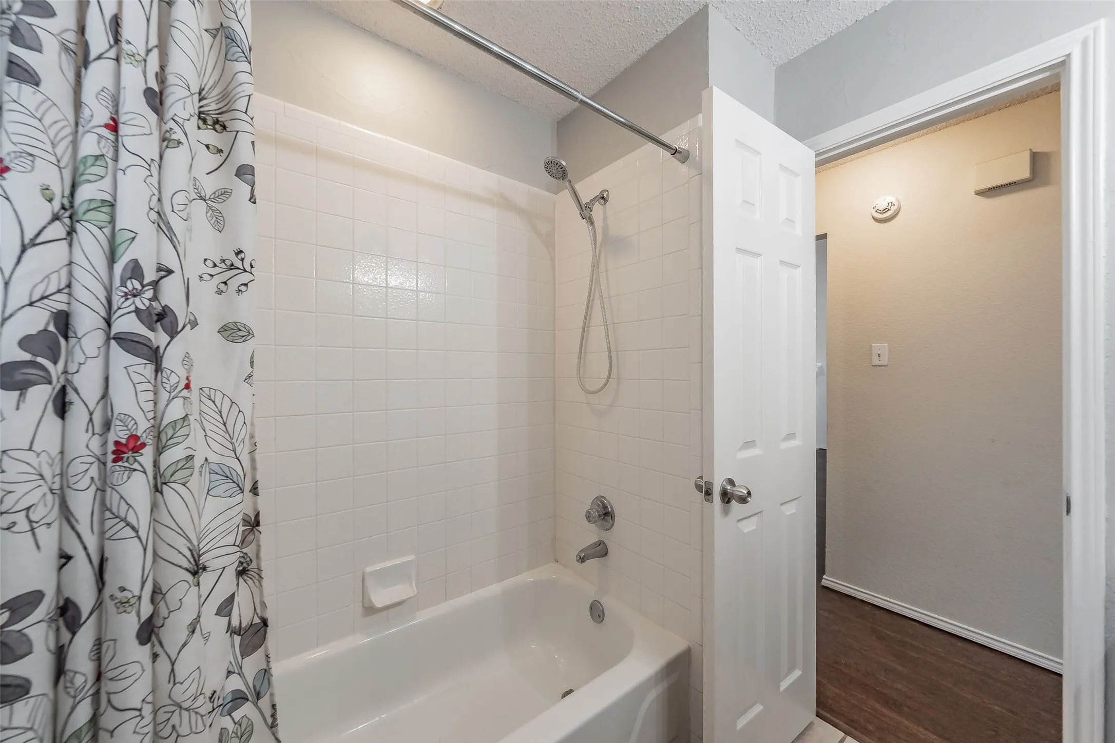 Single Family Residence For Sale in Tarrant County , 4809 Buckskin Drive, Fort Worth, Texas 76137, 3 Bedroom, 2 Bathroom, 2 Garage spaces, 1,529 Sqft, built in 1992, mls#21332734, Real Estate Agent in Fort Worth, Homes For Sale in Tarrant county, Homes For Sale in Fort Worth, Realtor in Fort Worth Texas, Real Estate Brokerage Independent Realty Texas, Luminita Cordes Realtor