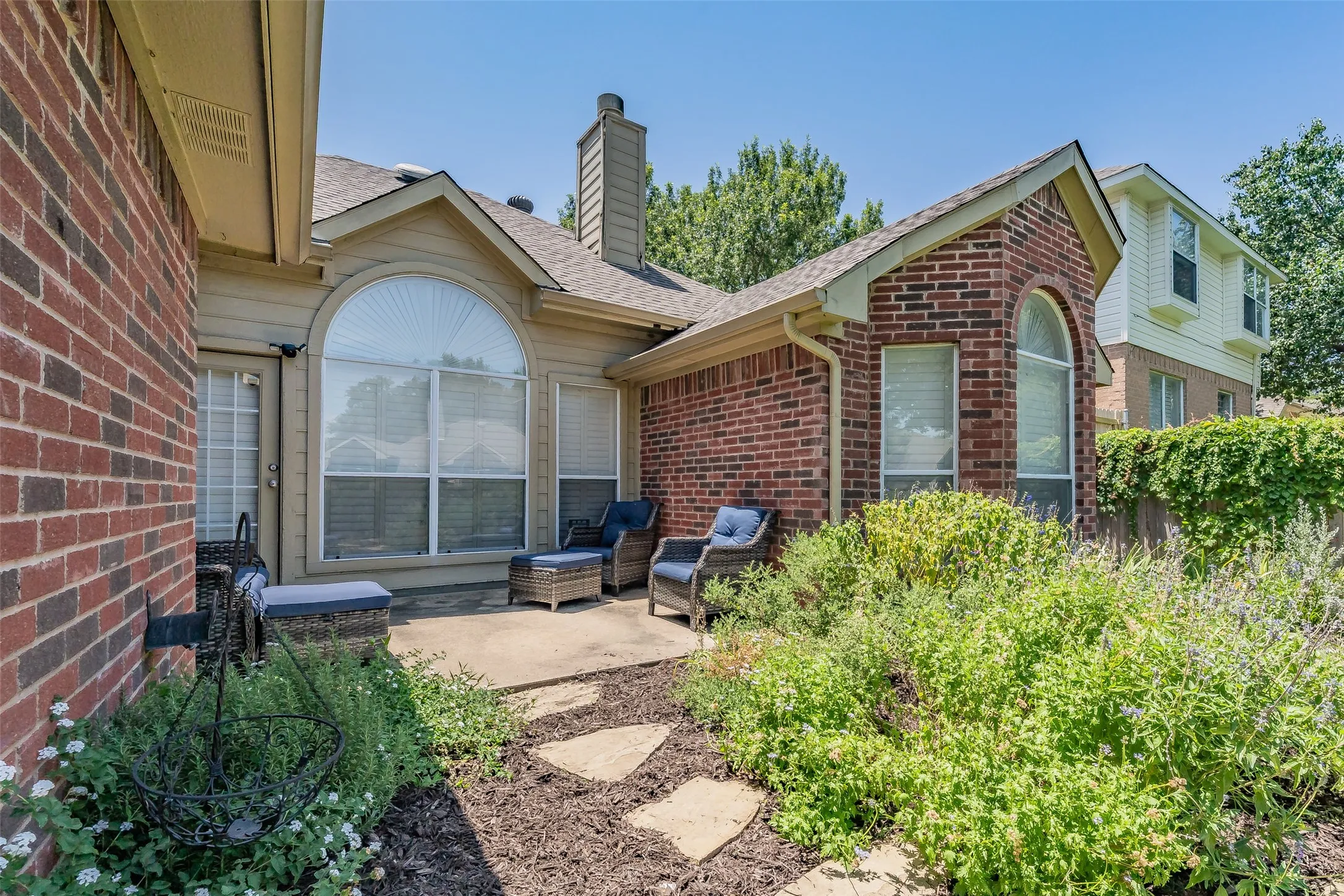 Single Family Residence For Sale in Tarrant County , 4809 Buckskin Drive, Fort Worth, Texas 76137, 3 Bedroom, 2 Bathroom, 2 Garage spaces, 1,529 Sqft, built in 1992, mls#21332734, Real Estate Agent in Fort Worth, Homes For Sale in Tarrant county, Homes For Sale in Fort Worth, Realtor in Fort Worth Texas, Real Estate Brokerage Independent Realty Texas, Luminita Cordes Realtor