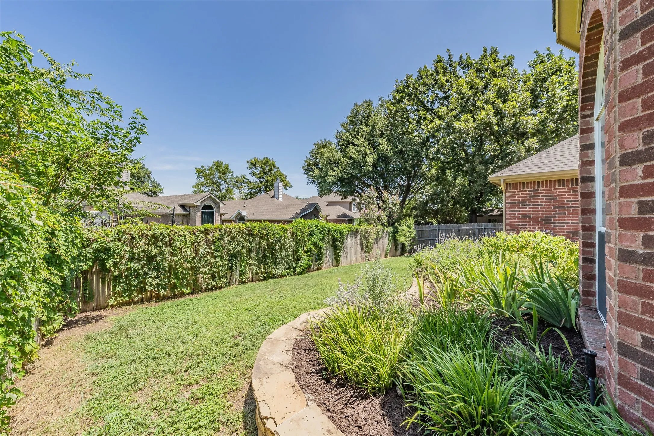 Single Family Residence For Sale in Tarrant County , 4809 Buckskin Drive, Fort Worth, Texas 76137, 3 Bedroom, 2 Bathroom, 2 Garage spaces, 1,529 Sqft, built in 1992, mls#21332734, Real Estate Agent in Fort Worth, Homes For Sale in Tarrant county, Homes For Sale in Fort Worth, Realtor in Fort Worth Texas, Real Estate Brokerage Independent Realty Texas, Luminita Cordes Realtor