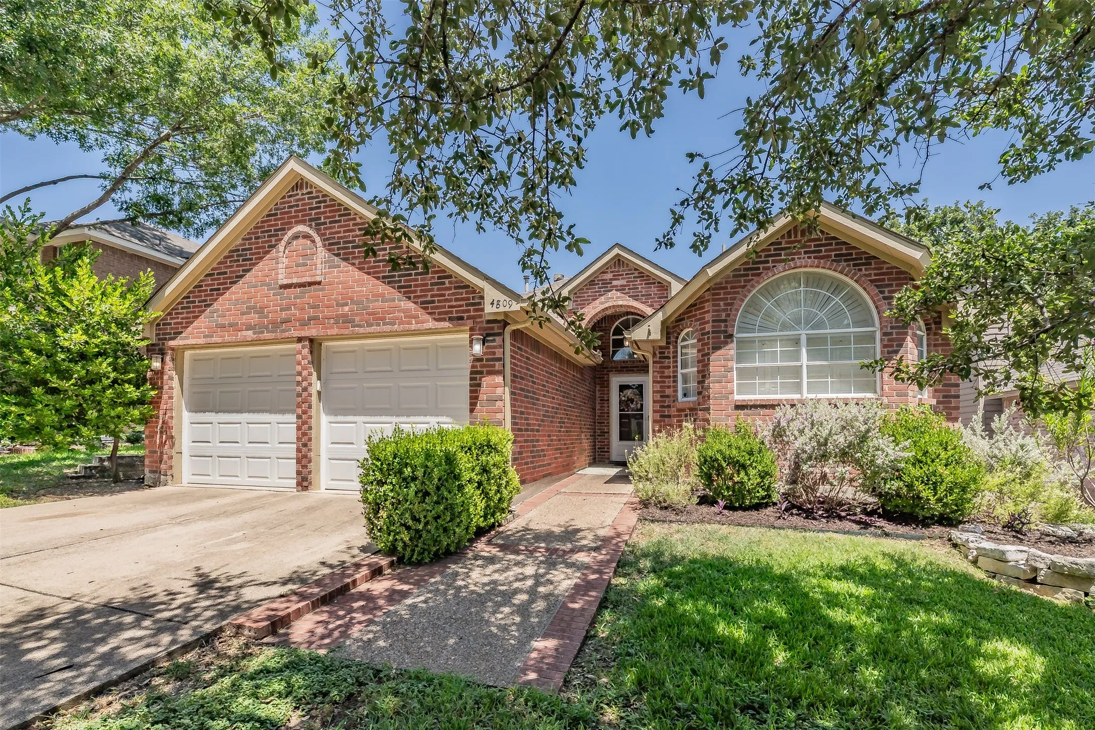 Single Family Residence For Sale in Tarrant County , 4809 Buckskin Drive, Fort Worth, Texas 76137, 3 Bedroom, 2 Bathroom, 2 Garage spaces, 1,529 Sqft, built in 1992, mls#21332734, Real Estate Agent in Fort Worth, Homes For Sale in Tarrant county, Homes For Sale in Fort Worth, Realtor in Fort Worth Texas, Real Estate Brokerage Independent Realty Texas, Luminita Cordes Realtor