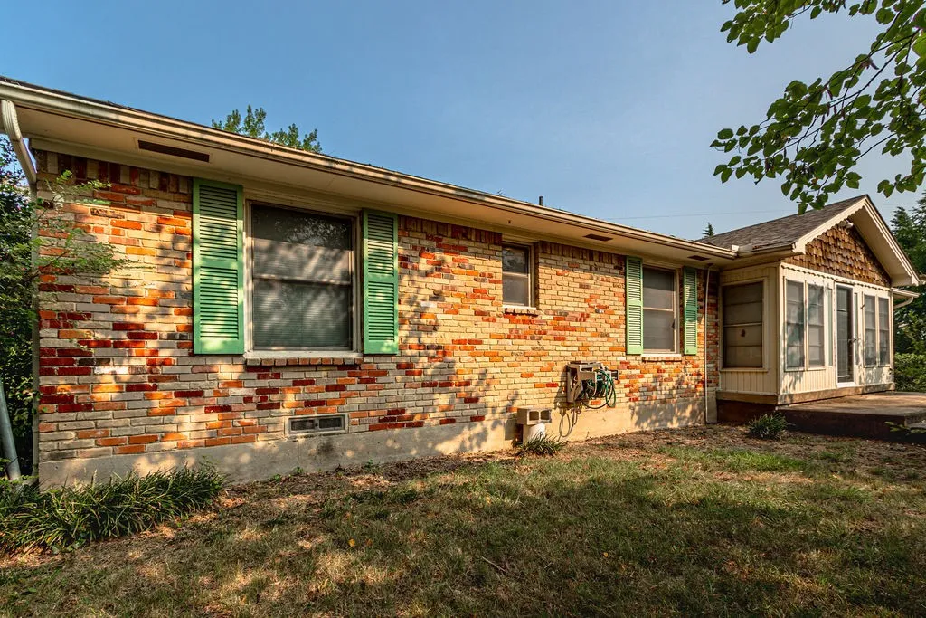 Single Family Residence For Sale in Collin County , 10894 State Highway 205, Lavon, Texas 75166, 3 Bedroom, 2 Bathroom, 4 Garage spaces, 1,792 Sqft, built in 1970, mls#21330794, Real Estate Agent in Lavon, Homes For Sale in Collin county, Homes For Sale in Lavon, Realtor in Lavon Texas, Real Estate Brokerage Independent Realty Texas, Luminita Cordes Realtor