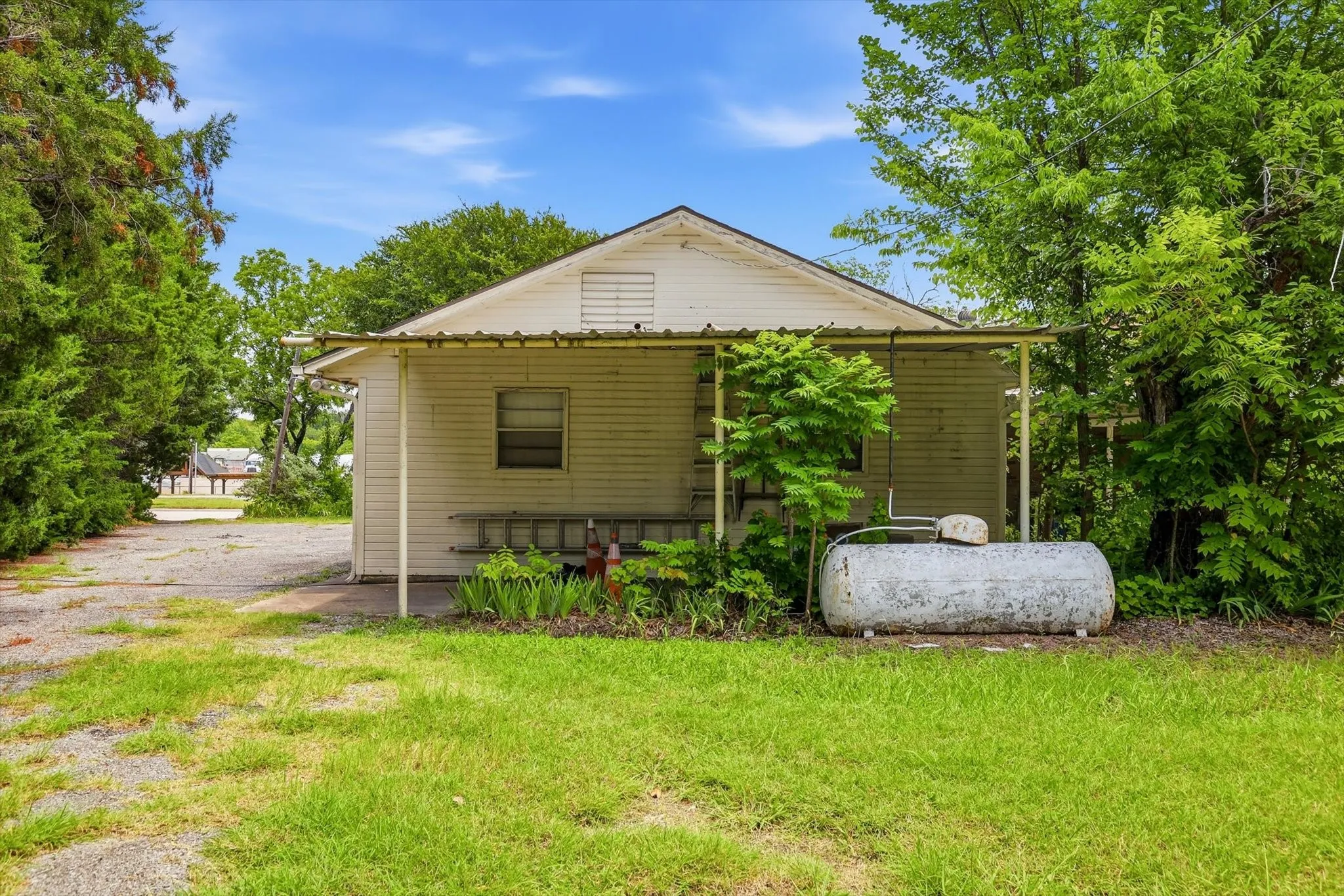 Single Family Residence For Sale in Collin County , 10894 State Highway 205, Lavon, Texas 75166, 3 Bedroom, 2 Bathroom, 4 Garage spaces, 1,792 Sqft, built in 1970, mls#21330794, Real Estate Agent in Lavon, Homes For Sale in Collin county, Homes For Sale in Lavon, Realtor in Lavon Texas, Real Estate Brokerage Independent Realty Texas, Luminita Cordes Realtor