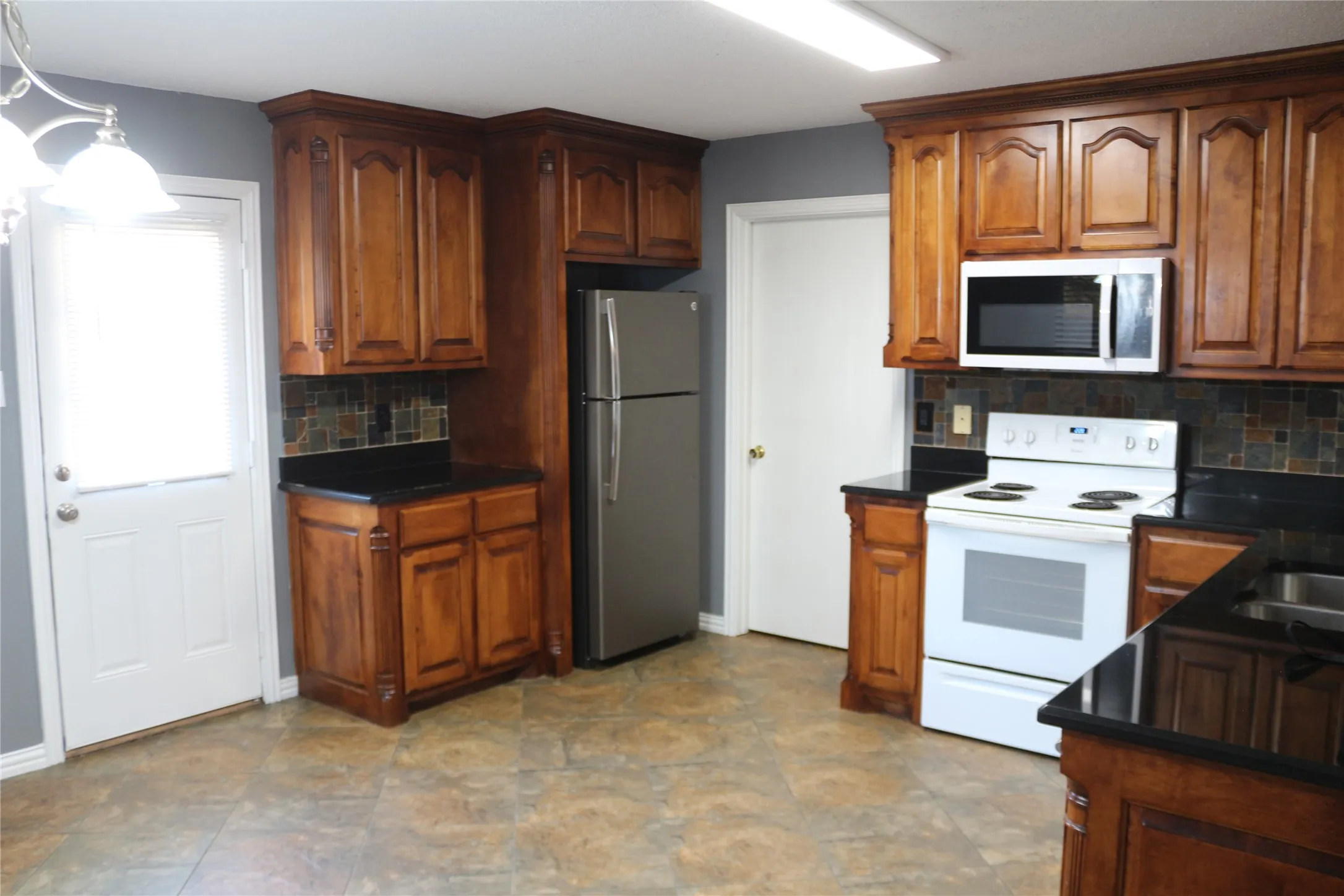 Single Family Residence For Rent in Denton County , 2748 Peach Drive, Little Elm, Texas 75068, 3 Bedroom, 2 Bathroom, 2 Garage spaces, 1,507 Sqft, built in 2001, mls#21334259, Real Estate Agent in Little Elm, Homes For Rent in Denton county, Homes For Rent in Little Elm, Realtor in Little Elm Texas, Real Estate Brokerage Independent Realty Texas, Luminita Cordes Realtor