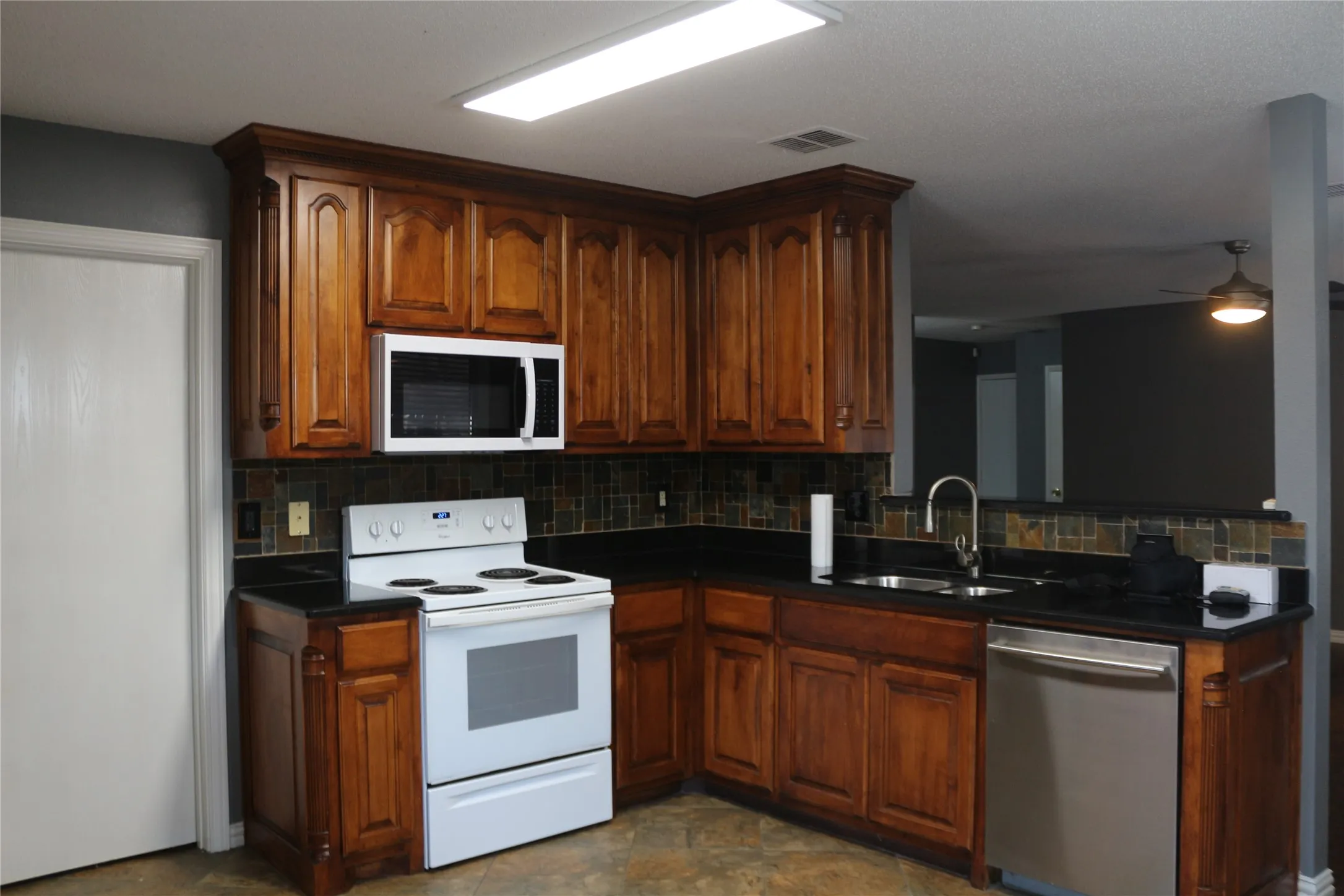 Single Family Residence For Rent in Denton County , 2748 Peach Drive, Little Elm, Texas 75068, 3 Bedroom, 2 Bathroom, 2 Garage spaces, 1,507 Sqft, built in 2001, mls#21334259, Real Estate Agent in Little Elm, Homes For Rent in Denton county, Homes For Rent in Little Elm, Realtor in Little Elm Texas, Real Estate Brokerage Independent Realty Texas, Luminita Cordes Realtor