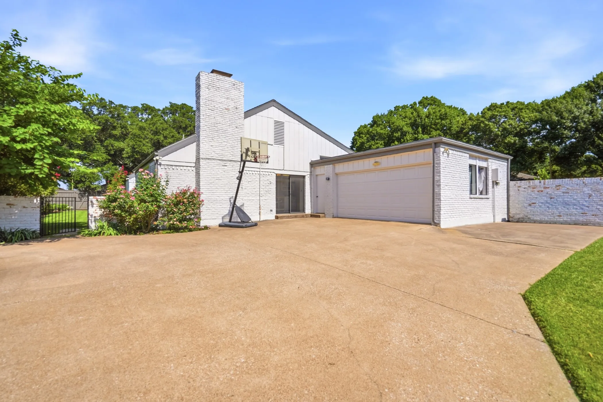 Single Family Residence For Rent in Dallas County , 9618 Fallbrook Drive, Dallas, Texas 75243, 4 Bedroom, 3 Bathroom, 2 Garage spaces, 2,785 Sqft, built in 1973, mls#21334069, Real Estate Agent in Dallas, Homes For Rent in Dallas county, Homes For Rent in Dallas, Realtor in Dallas Texas, Real Estate Brokerage Independent Realty Texas, Luminita Cordes Realtor