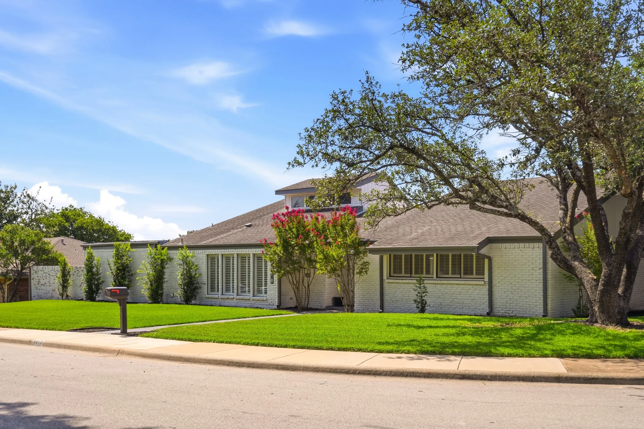 Single Family Residence For Rent in Dallas County , 9618 Fallbrook Drive, Dallas, Texas 75243, 4 Bedroom, 3 Bathroom, 2 Garage spaces, 2,785 Sqft, built in 1973, mls#21334069, Real Estate Agent in Dallas, Homes For Rent in Dallas county, Homes For Rent in Dallas, Realtor in Dallas Texas, Real Estate Brokerage Independent Realty Texas, Luminita Cordes Realtor