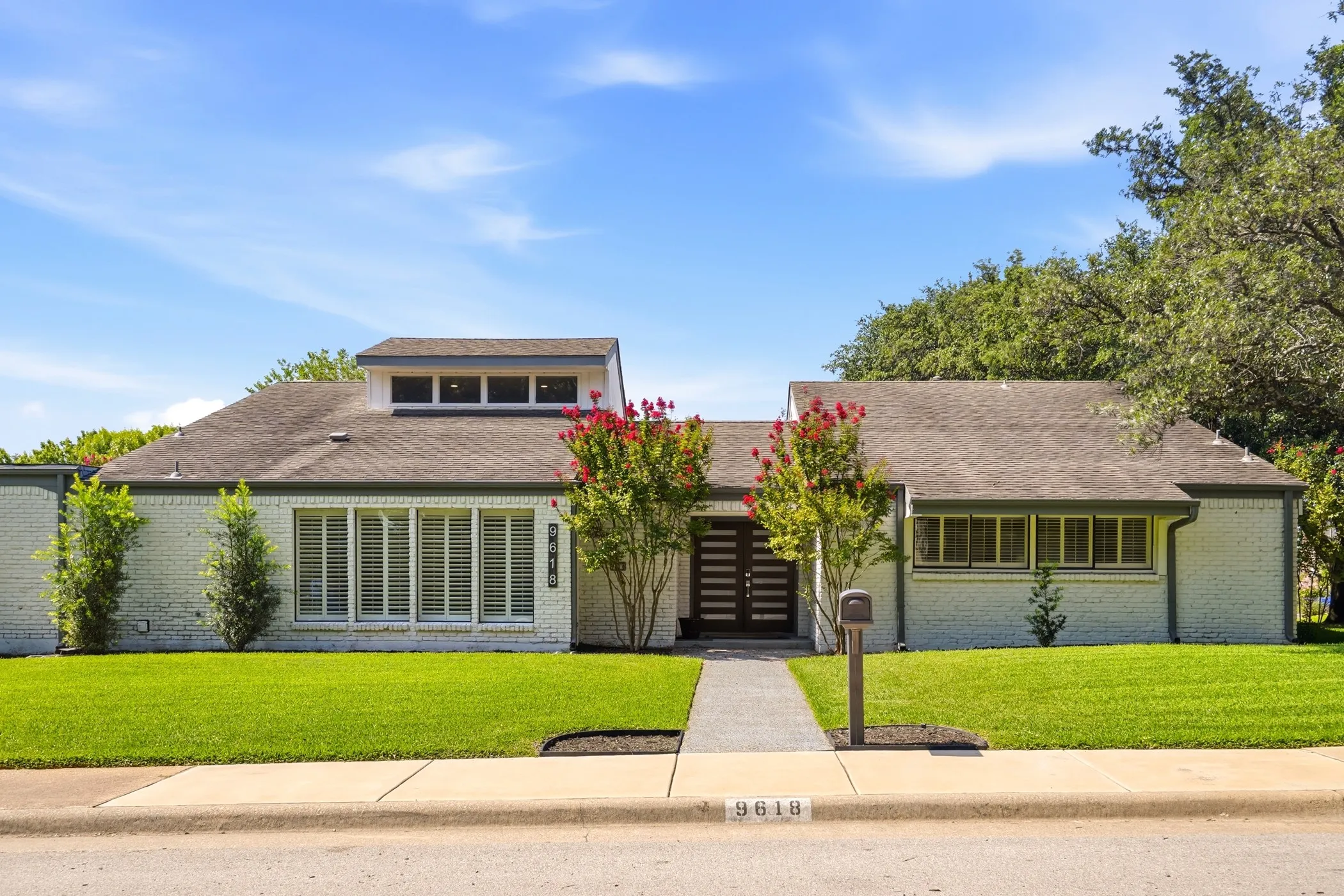 Single Family Residence For Rent in Dallas County , 9618 Fallbrook Drive, Dallas, Texas 75243, 4 Bedroom, 3 Bathroom, 2 Garage spaces, 2,785 Sqft, built in 1973, mls#21334069, Real Estate Agent in Dallas, Homes For Rent in Dallas county, Homes For Rent in Dallas, Realtor in Dallas Texas, Real Estate Brokerage Independent Realty Texas, Luminita Cordes Realtor