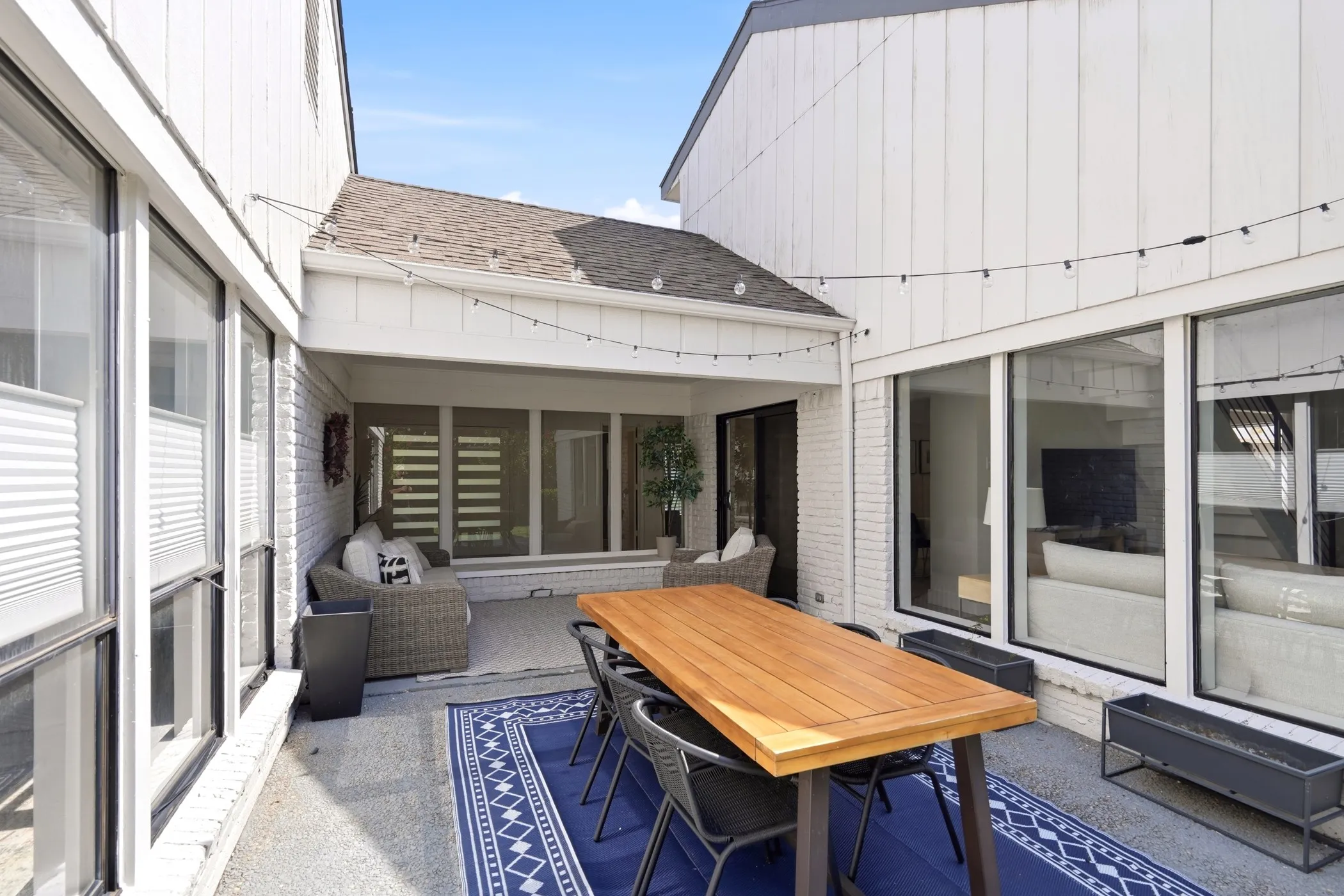 Single Family Residence For Rent in Dallas County , 9618 Fallbrook Drive, Dallas, Texas 75243, 4 Bedroom, 3 Bathroom, 2 Garage spaces, 2,785 Sqft, built in 1973, mls#21334069, Real Estate Agent in Dallas, Homes For Rent in Dallas county, Homes For Rent in Dallas, Realtor in Dallas Texas, Real Estate Brokerage Independent Realty Texas, Luminita Cordes Realtor
