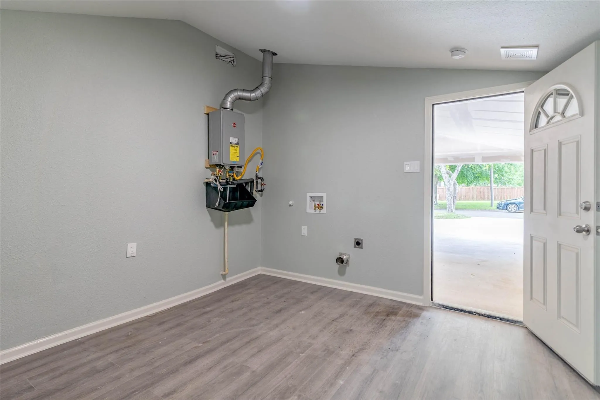 Single Family Residence For Rent in Grayson County , 1203 E King Street, Sherman, Texas 75090, 3 Bedroom, 2 Bathroom, Garage spaces, 1,208 Sqft, built in 1920, mls#21334378, Real Estate Agent in Sherman, Homes For Rent in Grayson county, Homes For Rent in Sherman, Realtor in Sherman Texas, Real Estate Brokerage Independent Realty Texas, Luminita Cordes Realtor