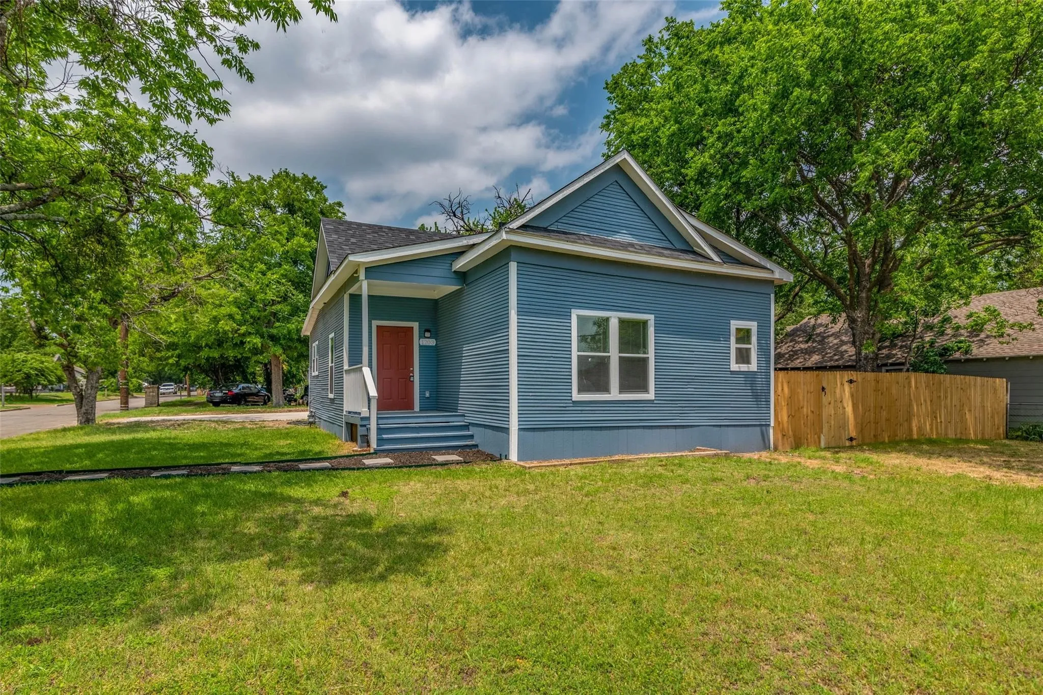 Single Family Residence For Rent in Grayson County , 1203 E King Street, Sherman, Texas 75090, 3 Bedroom, 2 Bathroom, Garage spaces, 1,208 Sqft, built in 1920, mls#21334378, Real Estate Agent in Sherman, Homes For Rent in Grayson county, Homes For Rent in Sherman, Realtor in Sherman Texas, Real Estate Brokerage Independent Realty Texas, Luminita Cordes Realtor