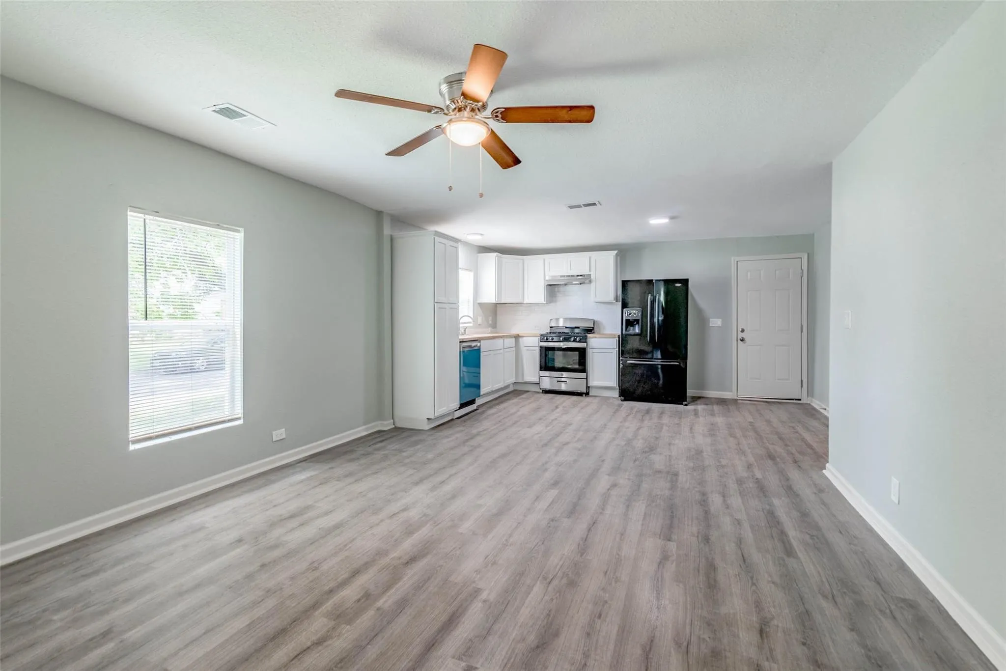 Single Family Residence For Rent in Grayson County , 1203 E King Street, Sherman, Texas 75090, 3 Bedroom, 2 Bathroom, Garage spaces, 1,208 Sqft, built in 1920, mls#21334378, Real Estate Agent in Sherman, Homes For Rent in Grayson county, Homes For Rent in Sherman, Realtor in Sherman Texas, Real Estate Brokerage Independent Realty Texas, Luminita Cordes Realtor