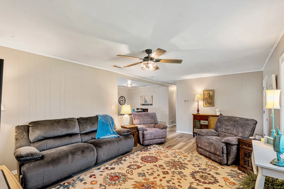 Single Family Residence For Sale in Henderson County , 514 Malibu Street, Malakoff, Texas 75148, 3 Bedroom, 2 Bathroom, Garage spaces, 1,229 Sqft, built in 1966, mls#21330314, Real Estate Agent in Malakoff, Homes For Sale in Henderson county, Homes For Sale in Malakoff, Realtor in Malakoff Texas, Real Estate Brokerage Independent Realty Texas, Luminita Cordes Realtor