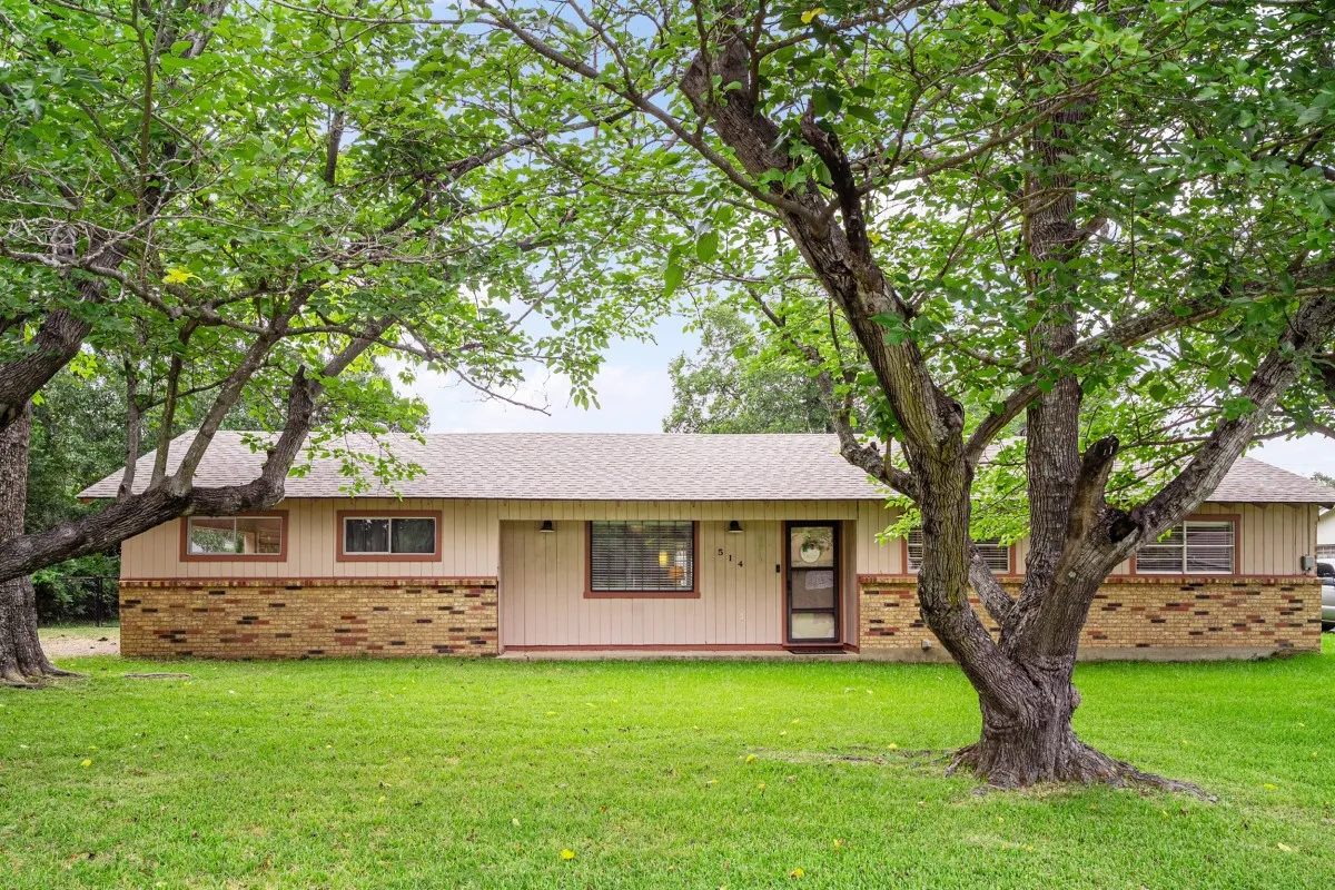 Single Family Residence For Sale in Henderson County , 514 Malibu Street, Malakoff, Texas 75148, 3 Bedroom, 2 Bathroom, Garage spaces, 1,229 Sqft, built in 1966, mls#21330314, Real Estate Agent in Malakoff, Homes For Sale in Henderson county, Homes For Sale in Malakoff, Realtor in Malakoff Texas, Real Estate Brokerage Independent Realty Texas, Luminita Cordes Realtor
