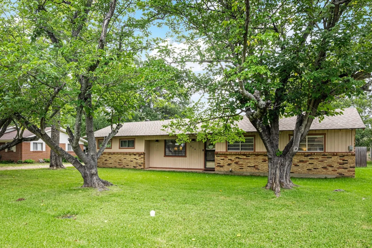 Single Family Residence For Sale in Henderson County , 514 Malibu Street, Malakoff, Texas 75148, 3 Bedroom, 2 Bathroom, Garage spaces, 1,229 Sqft, built in 1966, mls#21330314, Real Estate Agent in Malakoff, Homes For Sale in Henderson county, Homes For Sale in Malakoff, Realtor in Malakoff Texas, Real Estate Brokerage Independent Realty Texas, Luminita Cordes Realtor