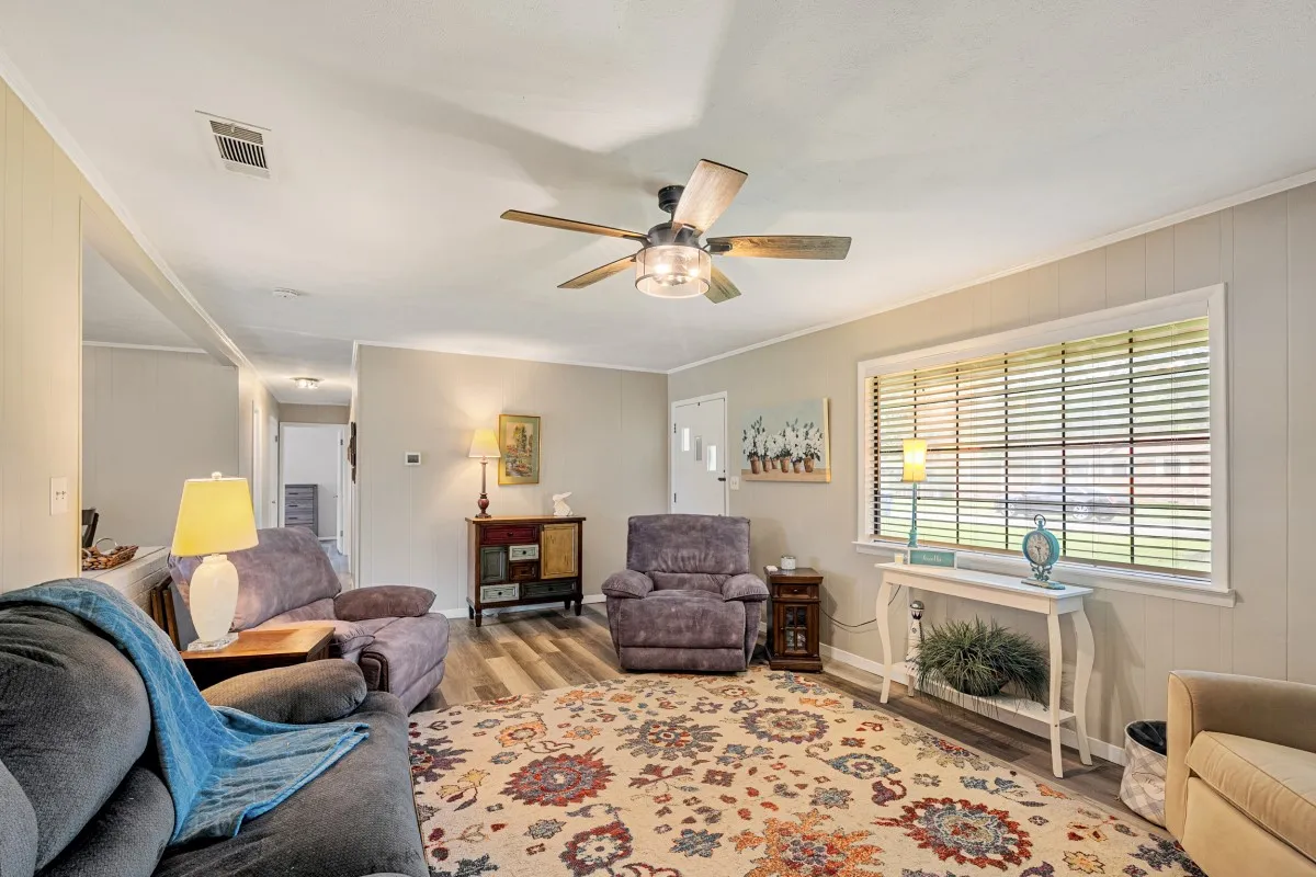 Single Family Residence For Sale in Henderson County , 514 Malibu Street, Malakoff, Texas 75148, 3 Bedroom, 2 Bathroom, Garage spaces, 1,229 Sqft, built in 1966, mls#21330314, Real Estate Agent in Malakoff, Homes For Sale in Henderson county, Homes For Sale in Malakoff, Realtor in Malakoff Texas, Real Estate Brokerage Independent Realty Texas, Luminita Cordes Realtor