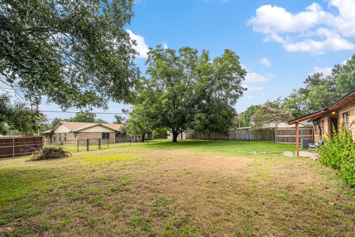 Single Family Residence For Sale in Henderson County , 514 Malibu Street, Malakoff, Texas 75148, 3 Bedroom, 2 Bathroom, Garage spaces, 1,229 Sqft, built in 1966, mls#21330314, Real Estate Agent in Malakoff, Homes For Sale in Henderson county, Homes For Sale in Malakoff, Realtor in Malakoff Texas, Real Estate Brokerage Independent Realty Texas, Luminita Cordes Realtor