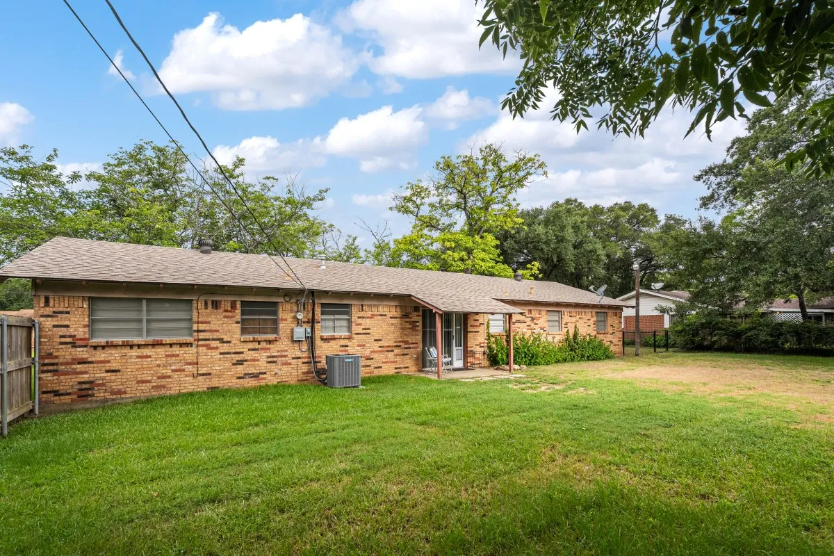 Single Family Residence For Sale in Henderson County , 514 Malibu Street, Malakoff, Texas 75148, 3 Bedroom, 2 Bathroom, Garage spaces, 1,229 Sqft, built in 1966, mls#21330314, Real Estate Agent in Malakoff, Homes For Sale in Henderson county, Homes For Sale in Malakoff, Realtor in Malakoff Texas, Real Estate Brokerage Independent Realty Texas, Luminita Cordes Realtor
