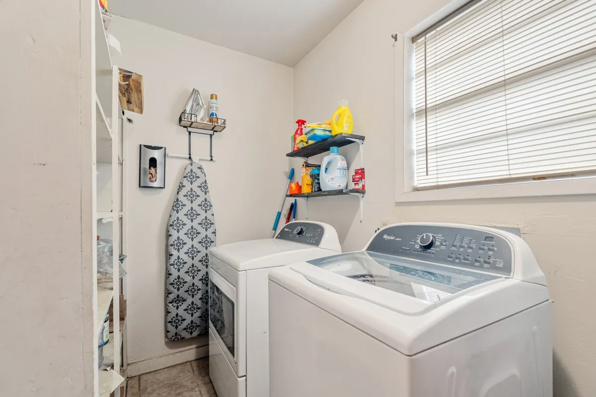 Single Family Residence For Sale in Henderson County , 514 Malibu Street, Malakoff, Texas 75148, 3 Bedroom, 2 Bathroom, Garage spaces, 1,229 Sqft, built in 1966, mls#21330314, Real Estate Agent in Malakoff, Homes For Sale in Henderson county, Homes For Sale in Malakoff, Realtor in Malakoff Texas, Real Estate Brokerage Independent Realty Texas, Luminita Cordes Realtor