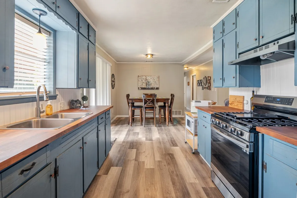 Single Family Residence For Sale in Henderson County , 514 Malibu Street, Malakoff, Texas 75148, 3 Bedroom, 2 Bathroom, Garage spaces, 1,229 Sqft, built in 1966, mls#21330314, Real Estate Agent in Malakoff, Homes For Sale in Henderson county, Homes For Sale in Malakoff, Realtor in Malakoff Texas, Real Estate Brokerage Independent Realty Texas, Luminita Cordes Realtor