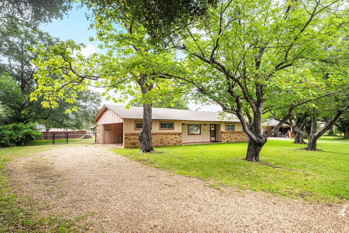 Single Family Residence For Sale in Henderson County , 514 Malibu Street, Malakoff, Texas 75148, 3 Bedroom, 2 Bathroom, Garage spaces, 1,229 Sqft, built in 1966, mls#21330314, Real Estate Agent in Malakoff, Homes For Sale in Henderson county, Homes For Sale in Malakoff, Realtor in Malakoff Texas, Real Estate Brokerage Independent Realty Texas, Luminita Cordes Realtor