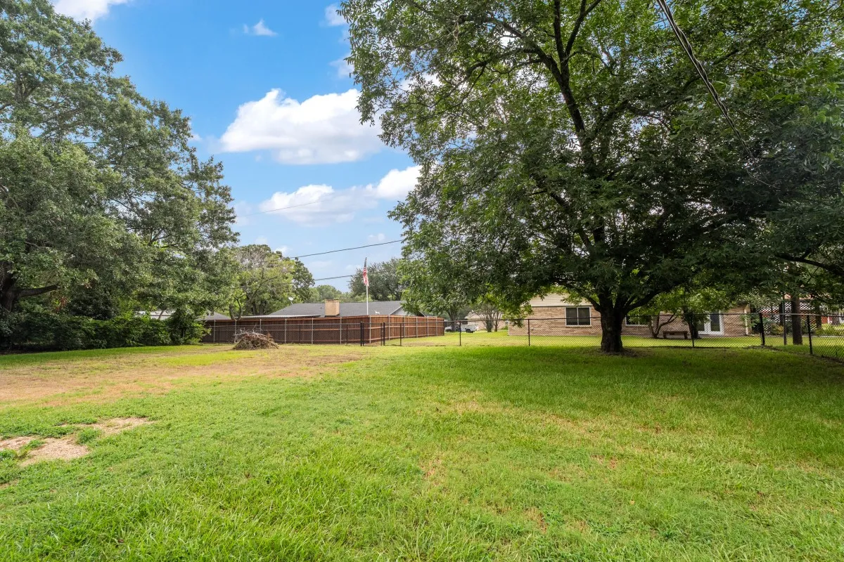 Single Family Residence For Sale in Henderson County , 514 Malibu Street, Malakoff, Texas 75148, 3 Bedroom, 2 Bathroom, Garage spaces, 1,229 Sqft, built in 1966, mls#21330314, Real Estate Agent in Malakoff, Homes For Sale in Henderson county, Homes For Sale in Malakoff, Realtor in Malakoff Texas, Real Estate Brokerage Independent Realty Texas, Luminita Cordes Realtor