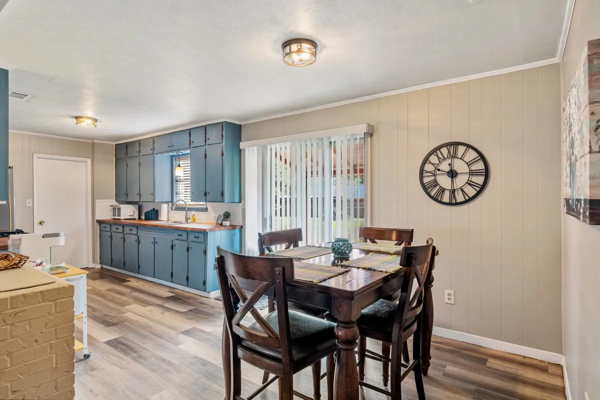 Single Family Residence For Sale in Henderson County , 514 Malibu Street, Malakoff, Texas 75148, 3 Bedroom, 2 Bathroom, Garage spaces, 1,229 Sqft, built in 1966, mls#21330314, Real Estate Agent in Malakoff, Homes For Sale in Henderson county, Homes For Sale in Malakoff, Realtor in Malakoff Texas, Real Estate Brokerage Independent Realty Texas, Luminita Cordes Realtor