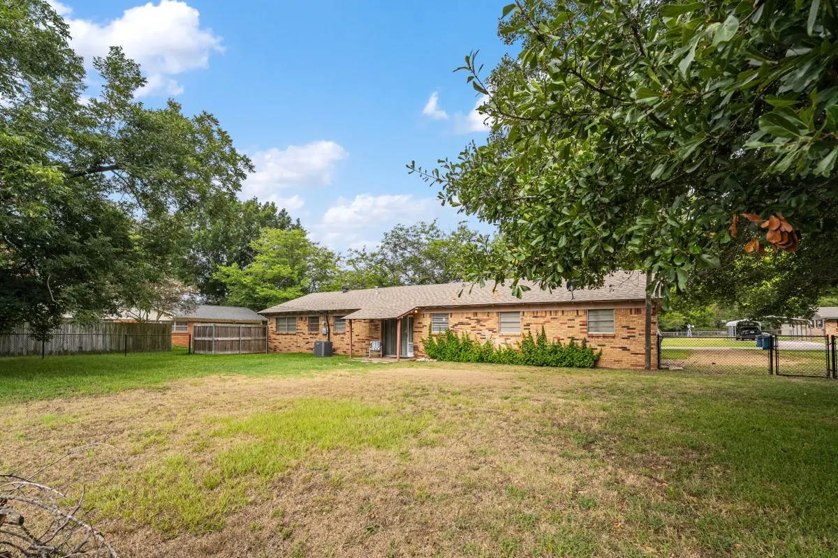 Single Family Residence For Sale in Henderson County , 514 Malibu Street, Malakoff, Texas 75148, 3 Bedroom, 2 Bathroom, Garage spaces, 1,229 Sqft, built in 1966, mls#21330314, Real Estate Agent in Malakoff, Homes For Sale in Henderson county, Homes For Sale in Malakoff, Realtor in Malakoff Texas, Real Estate Brokerage Independent Realty Texas, Luminita Cordes Realtor