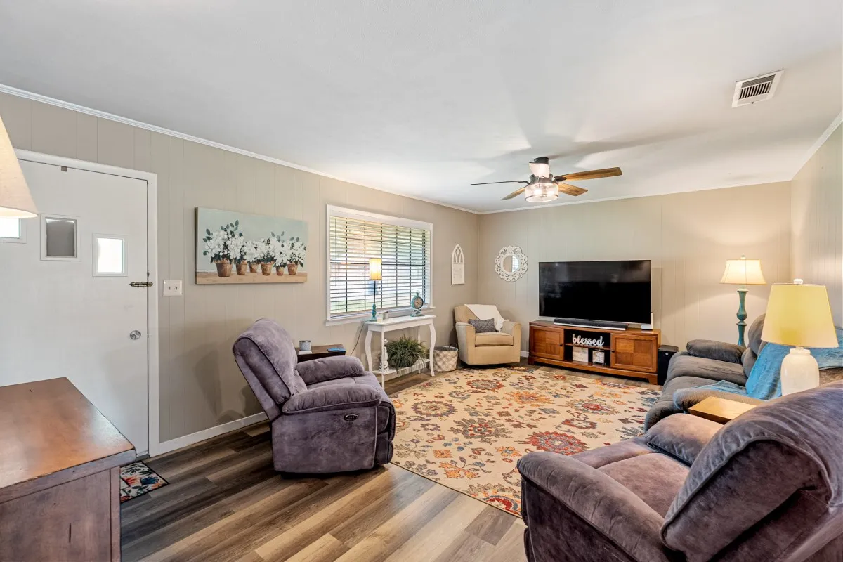 Single Family Residence For Sale in Henderson County , 514 Malibu Street, Malakoff, Texas 75148, 3 Bedroom, 2 Bathroom, Garage spaces, 1,229 Sqft, built in 1966, mls#21330314, Real Estate Agent in Malakoff, Homes For Sale in Henderson county, Homes For Sale in Malakoff, Realtor in Malakoff Texas, Real Estate Brokerage Independent Realty Texas, Luminita Cordes Realtor
