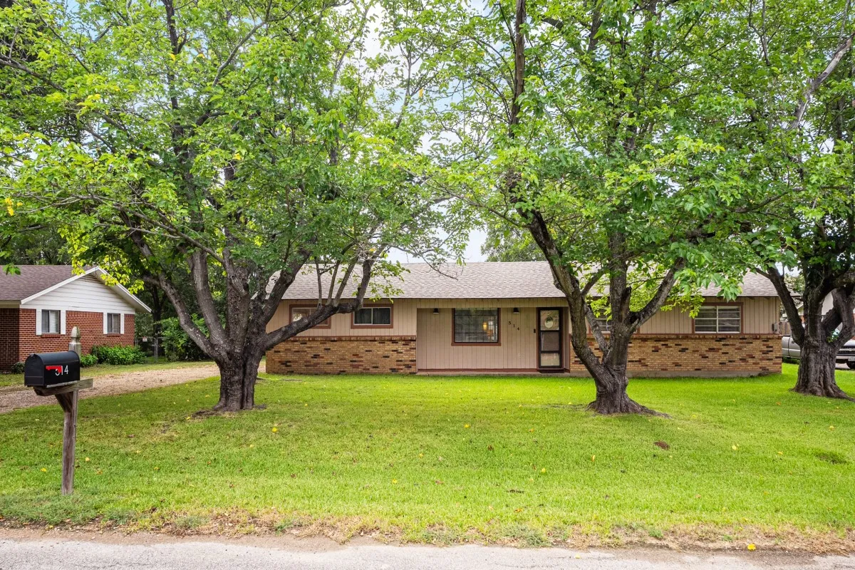 Single Family Residence For Sale in Henderson County , 514 Malibu Street, Malakoff, Texas 75148, 3 Bedroom, 2 Bathroom, Garage spaces, 1,229 Sqft, built in 1966, mls#21330314, Real Estate Agent in Malakoff, Homes For Sale in Henderson county, Homes For Sale in Malakoff, Realtor in Malakoff Texas, Real Estate Brokerage Independent Realty Texas, Luminita Cordes Realtor