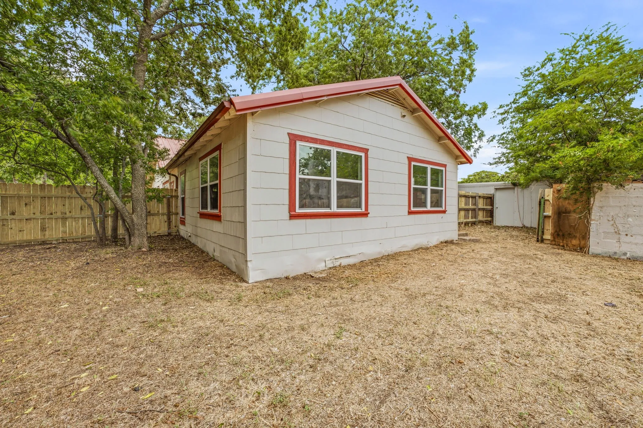 Single Family Residence For Sale in Erath County , 4626 N State Highway 108, Stephenville, Texas 76401, 5 Bedroom, 3 Bathroom, Garage spaces, 2,040 Sqft, built in 1940, mls#21334235, Real Estate Agent in Stephenville, Homes For Sale in Erath county, Homes For Sale in Stephenville, Realtor in Stephenville Texas, Real Estate Brokerage Independent Realty Texas, Luminita Cordes Realtor
