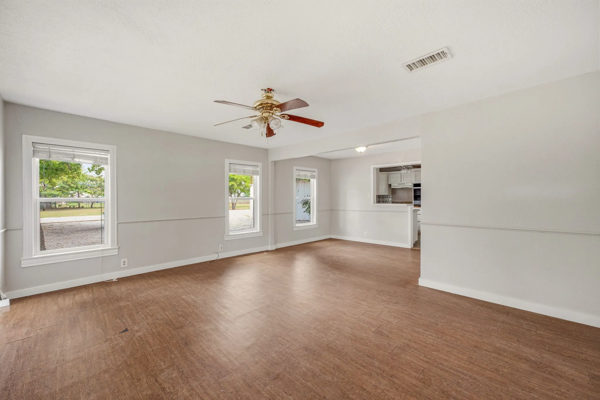 Single Family Residence For Sale in Erath County , 4626 N State Highway 108, Stephenville, Texas 76401, 5 Bedroom, 3 Bathroom, Garage spaces, 2,040 Sqft, built in 1940, mls#21334235, Real Estate Agent in Stephenville, Homes For Sale in Erath county, Homes For Sale in Stephenville, Realtor in Stephenville Texas, Real Estate Brokerage Independent Realty Texas, Luminita Cordes Realtor