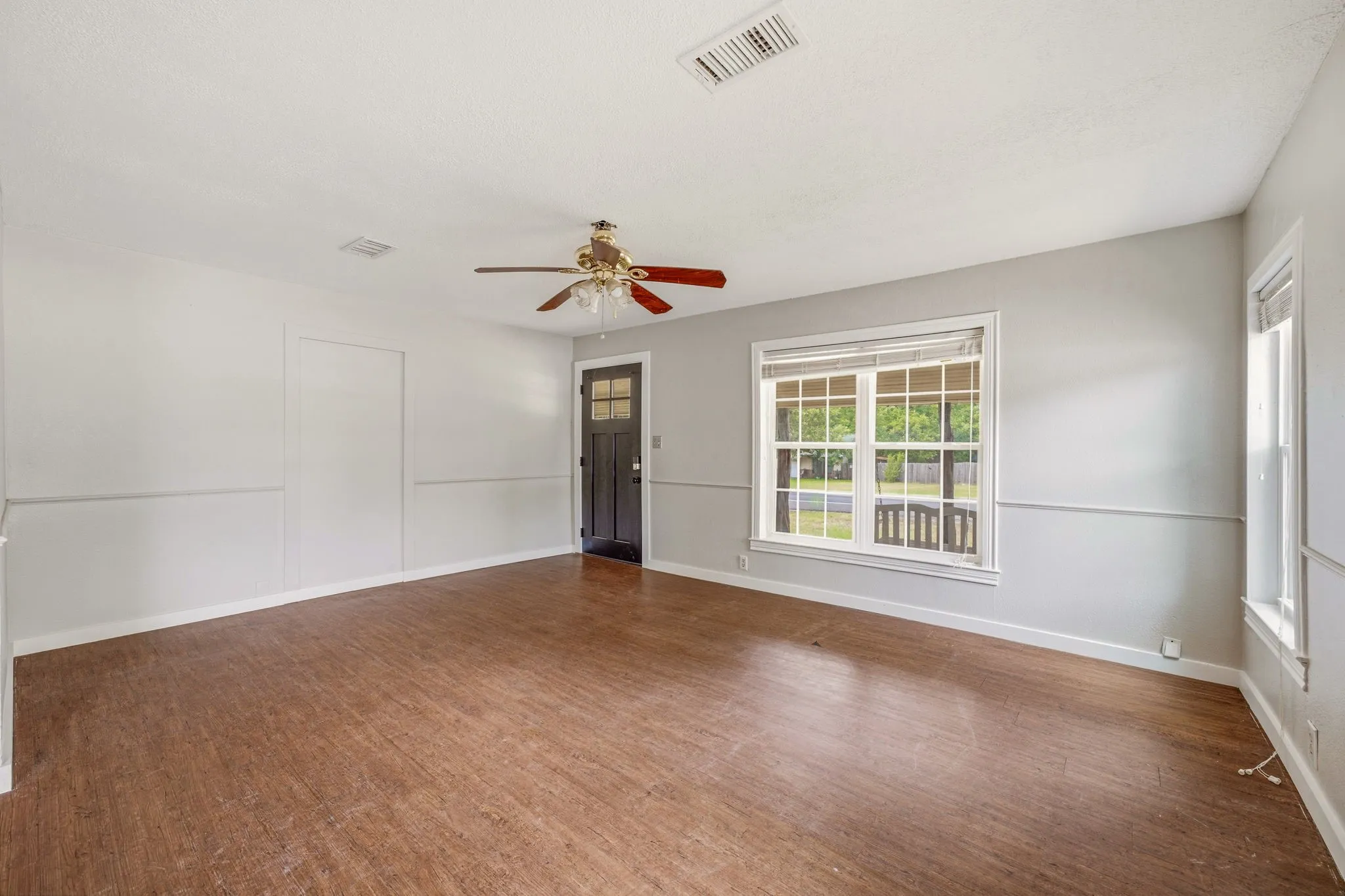 Single Family Residence For Sale in Erath County , 4626 N State Highway 108, Stephenville, Texas 76401, 5 Bedroom, 3 Bathroom, Garage spaces, 2,040 Sqft, built in 1940, mls#21334235, Real Estate Agent in Stephenville, Homes For Sale in Erath county, Homes For Sale in Stephenville, Realtor in Stephenville Texas, Real Estate Brokerage Independent Realty Texas, Luminita Cordes Realtor