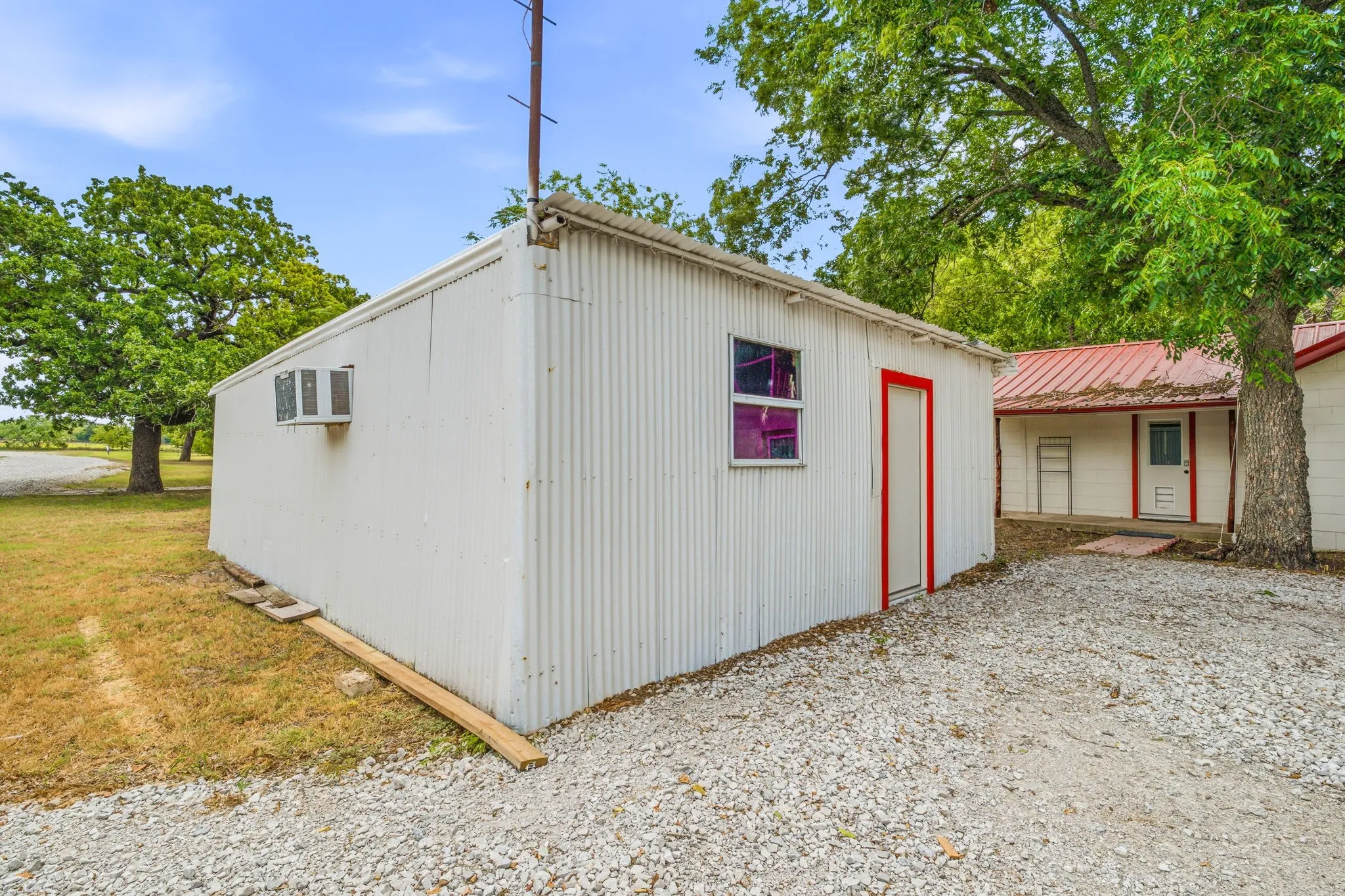 Single Family Residence For Sale in Erath County , 4626 N State Highway 108, Stephenville, Texas 76401, 5 Bedroom, 3 Bathroom, Garage spaces, 2,040 Sqft, built in 1940, mls#21334235, Real Estate Agent in Stephenville, Homes For Sale in Erath county, Homes For Sale in Stephenville, Realtor in Stephenville Texas, Real Estate Brokerage Independent Realty Texas, Luminita Cordes Realtor