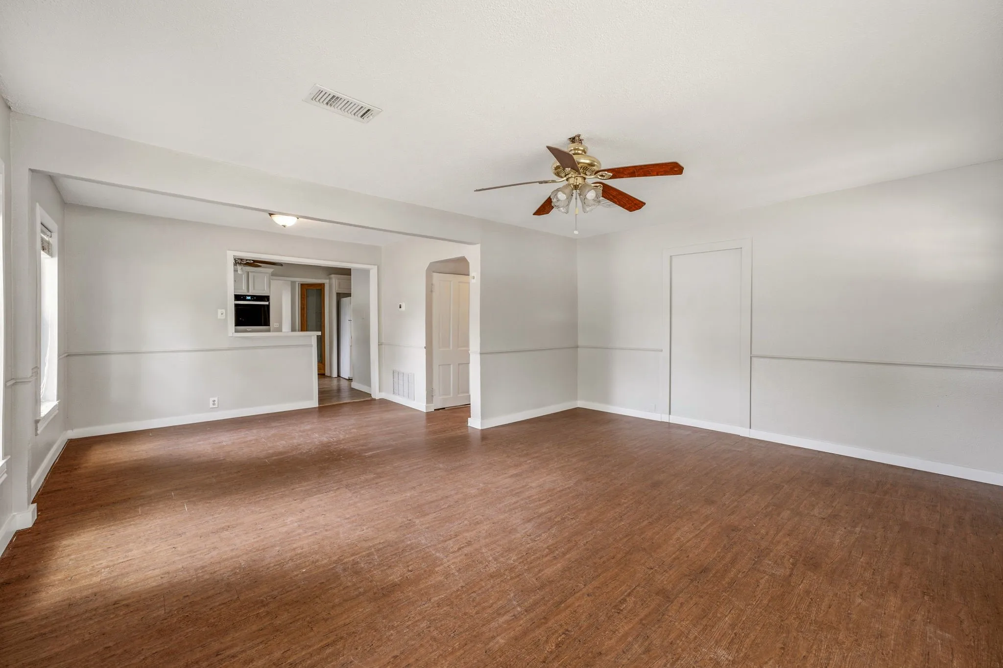 Single Family Residence For Sale in Erath County , 4626 N State Highway 108, Stephenville, Texas 76401, 5 Bedroom, 3 Bathroom, Garage spaces, 2,040 Sqft, built in 1940, mls#21334235, Real Estate Agent in Stephenville, Homes For Sale in Erath county, Homes For Sale in Stephenville, Realtor in Stephenville Texas, Real Estate Brokerage Independent Realty Texas, Luminita Cordes Realtor