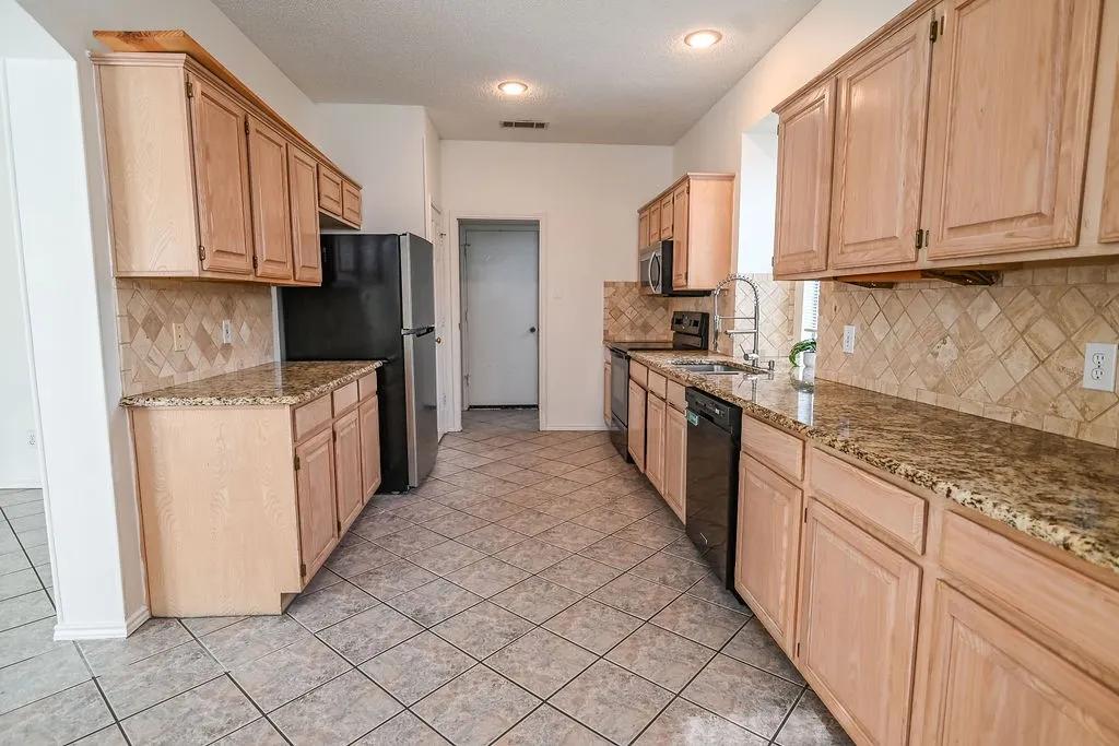 Single Family Residence For Rent in Denton County , 2100 Newport Drive, Flower Mound, Texas 75028, 3 Bedroom, 3 Bathroom, 2 Garage spaces, 2,410 Sqft, built in 1993, mls#21334391, Real Estate Agent in Flower Mound, Homes For Rent in Denton county, Homes For Rent in Flower Mound, Realtor in Flower Mound Texas, Real Estate Brokerage Independent Realty Texas, Luminita Cordes Realtor
