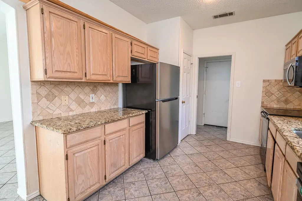 Single Family Residence For Rent in Denton County , 2100 Newport Drive, Flower Mound, Texas 75028, 3 Bedroom, 3 Bathroom, 2 Garage spaces, 2,410 Sqft, built in 1993, mls#21334391, Real Estate Agent in Flower Mound, Homes For Rent in Denton county, Homes For Rent in Flower Mound, Realtor in Flower Mound Texas, Real Estate Brokerage Independent Realty Texas, Luminita Cordes Realtor