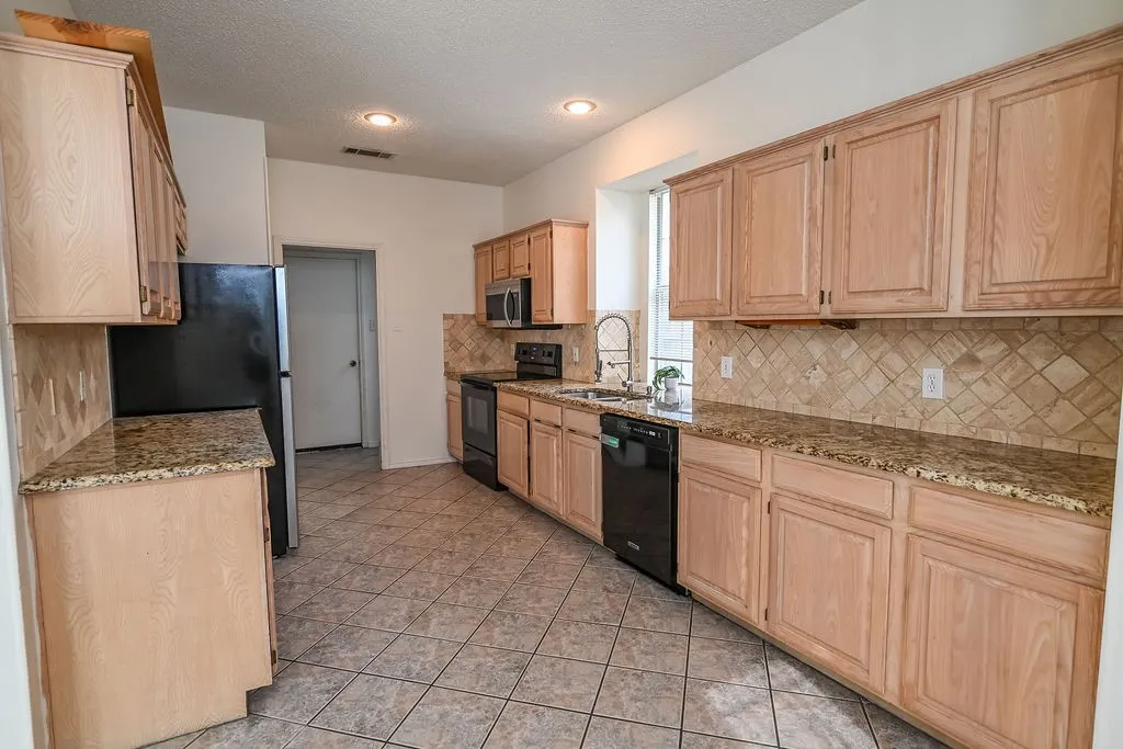 Single Family Residence For Rent in Denton County , 2100 Newport Drive, Flower Mound, Texas 75028, 3 Bedroom, 3 Bathroom, 2 Garage spaces, 2,410 Sqft, built in 1993, mls#21334391, Real Estate Agent in Flower Mound, Homes For Rent in Denton county, Homes For Rent in Flower Mound, Realtor in Flower Mound Texas, Real Estate Brokerage Independent Realty Texas, Luminita Cordes Realtor
