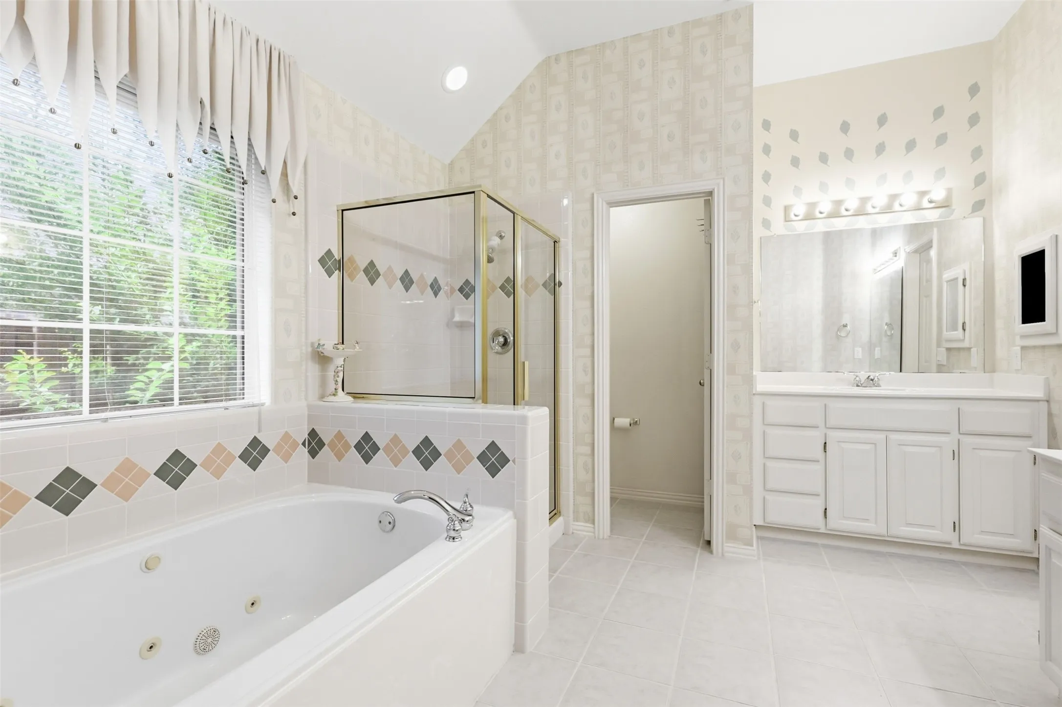 Single Family Residence For Sale in Dallas County , 3405 Westshore Drive, Rowlett, Texas 75088, 3 Bedroom, 3 Bathroom, 2 Garage spaces, 2,475 Sqft, built in 1994, mls#21332109, Real Estate Agent in Rowlett, Homes For Sale in Dallas county, Homes For Sale in Rowlett, Realtor in Rowlett Texas, Real Estate Brokerage Independent Realty Texas, Luminita Cordes Realtor