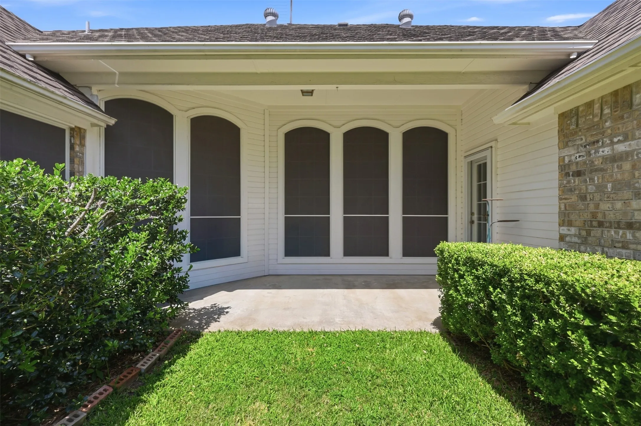Single Family Residence For Sale in Dallas County , 3405 Westshore Drive, Rowlett, Texas 75088, 3 Bedroom, 3 Bathroom, 2 Garage spaces, 2,475 Sqft, built in 1994, mls#21332109, Real Estate Agent in Rowlett, Homes For Sale in Dallas county, Homes For Sale in Rowlett, Realtor in Rowlett Texas, Real Estate Brokerage Independent Realty Texas, Luminita Cordes Realtor