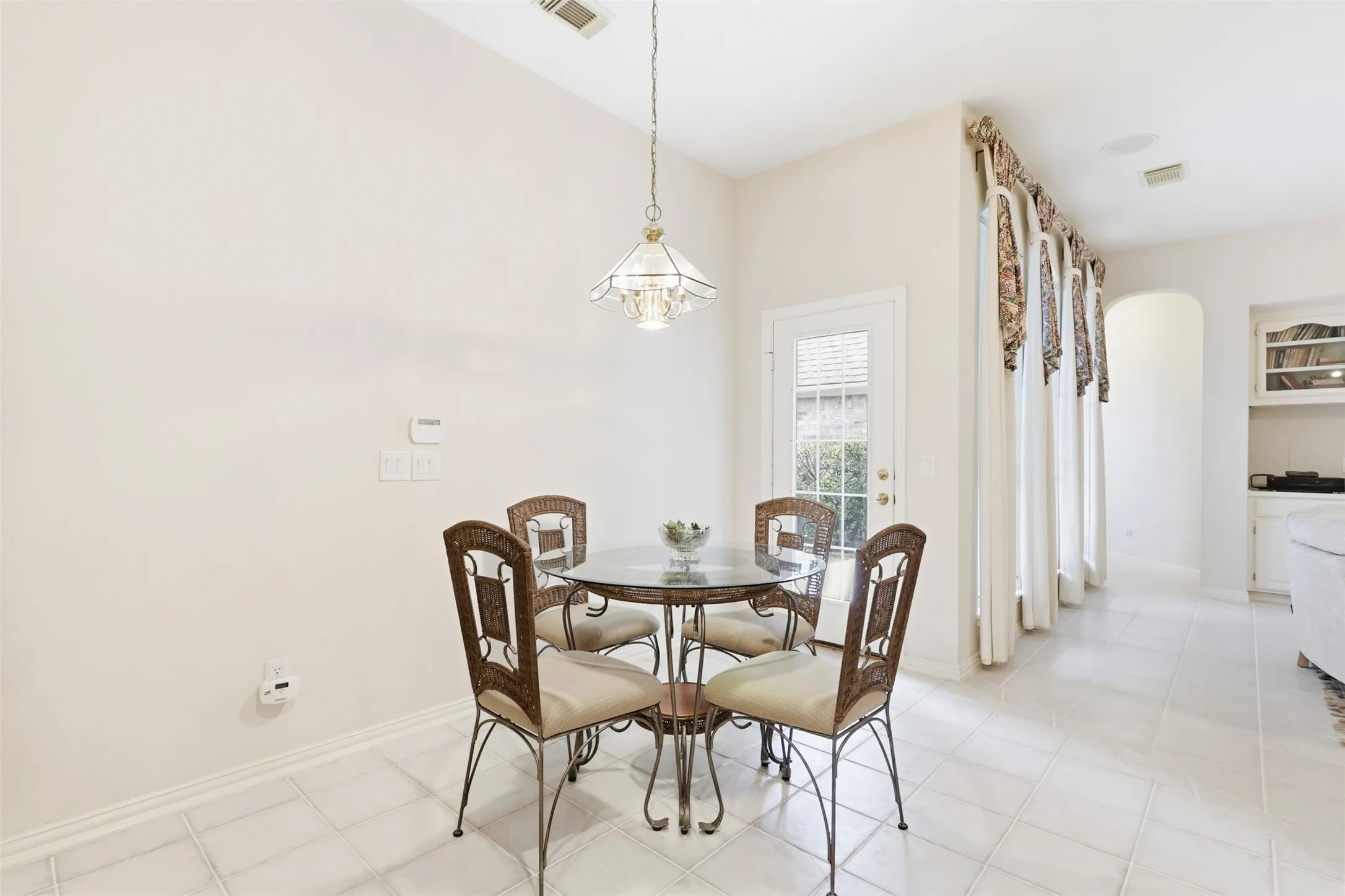 Single Family Residence For Sale in Dallas County , 3405 Westshore Drive, Rowlett, Texas 75088, 3 Bedroom, 3 Bathroom, 2 Garage spaces, 2,475 Sqft, built in 1994, mls#21332109, Real Estate Agent in Rowlett, Homes For Sale in Dallas county, Homes For Sale in Rowlett, Realtor in Rowlett Texas, Real Estate Brokerage Independent Realty Texas, Luminita Cordes Realtor
